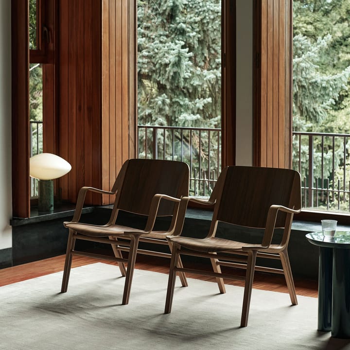 AX HM11 Lounge Chair med armstöd, Walnut-oak &Tradition