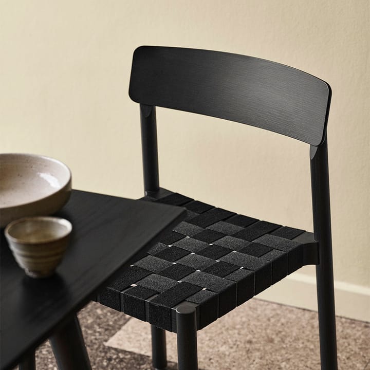 Betty TK1 stol, black, svart flätad linnebandsits &Tradition