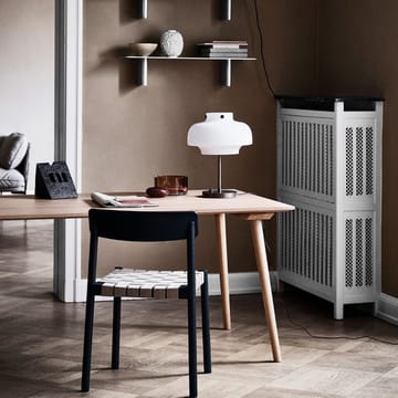 Betty TK1 stol - black, svart flätad linnebandsits - &Tradition