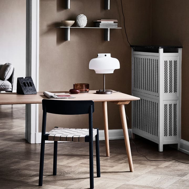 Betty TK1 stol, black, svart flätad linnebandsits &Tradition