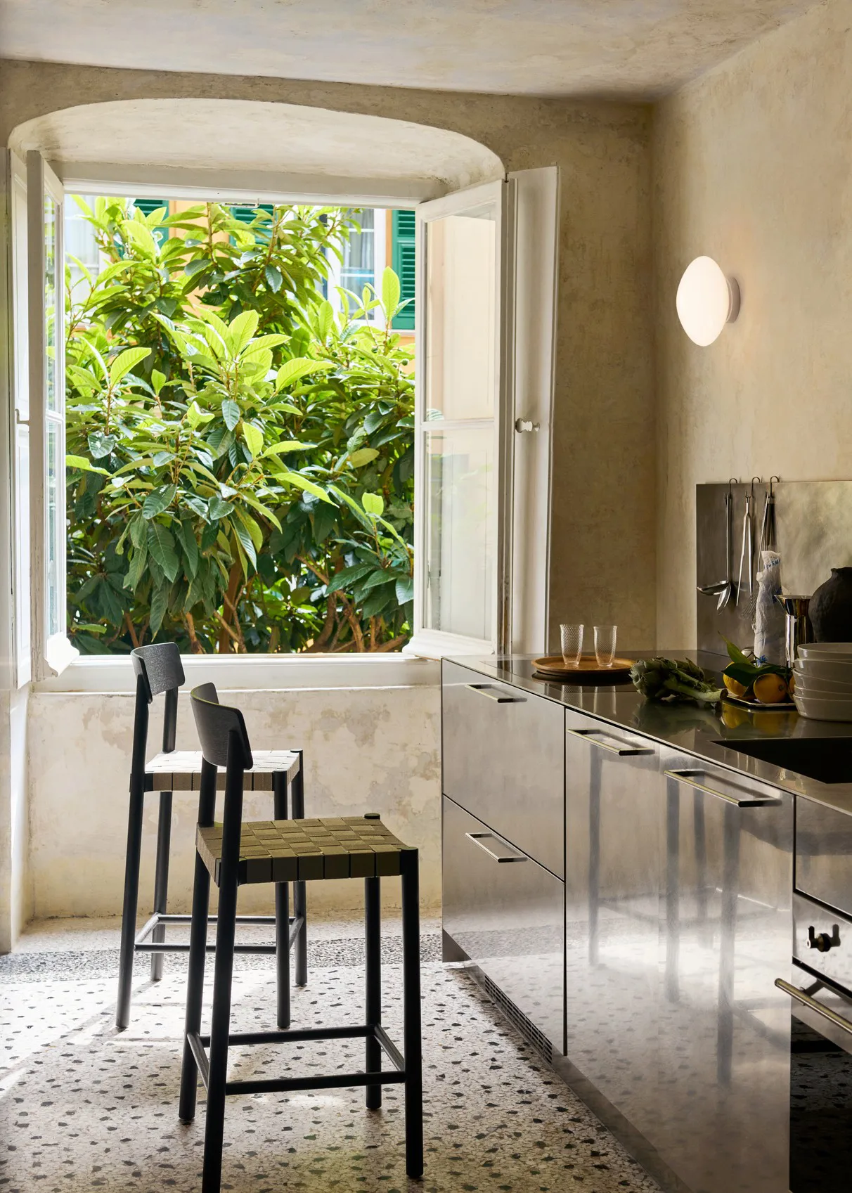 Betty TK12 Counter Chair barstol 65 cm, Naturfärgat lin-svartlackad ask &Tradition