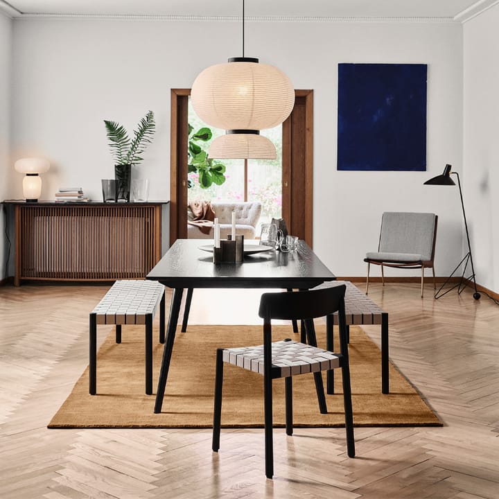 Betty TK5 bänk, black, svart flätad linnebandssits &Tradition