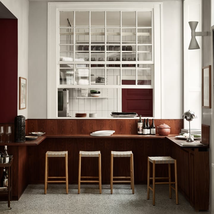 Betty TK7 barpall, black, naturflätad linnebandssits &Tradition