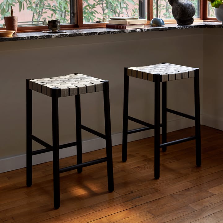 Betty TK7 barpall, black, naturflätad linnebandssits &Tradition
