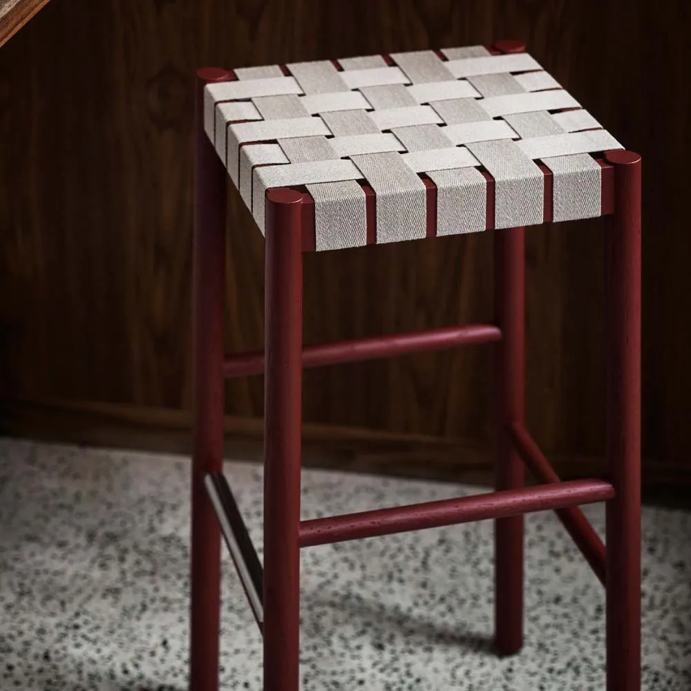 Betty TK8 barpall, black, svart flätad linnebandssits &Tradition