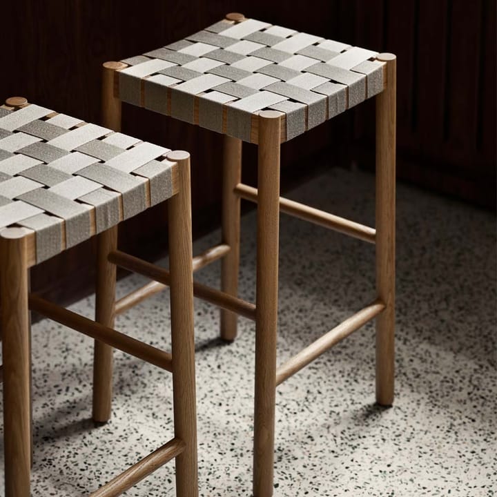 Betty TK8 barpall, oak, naturflätad linnebandssits &Tradition