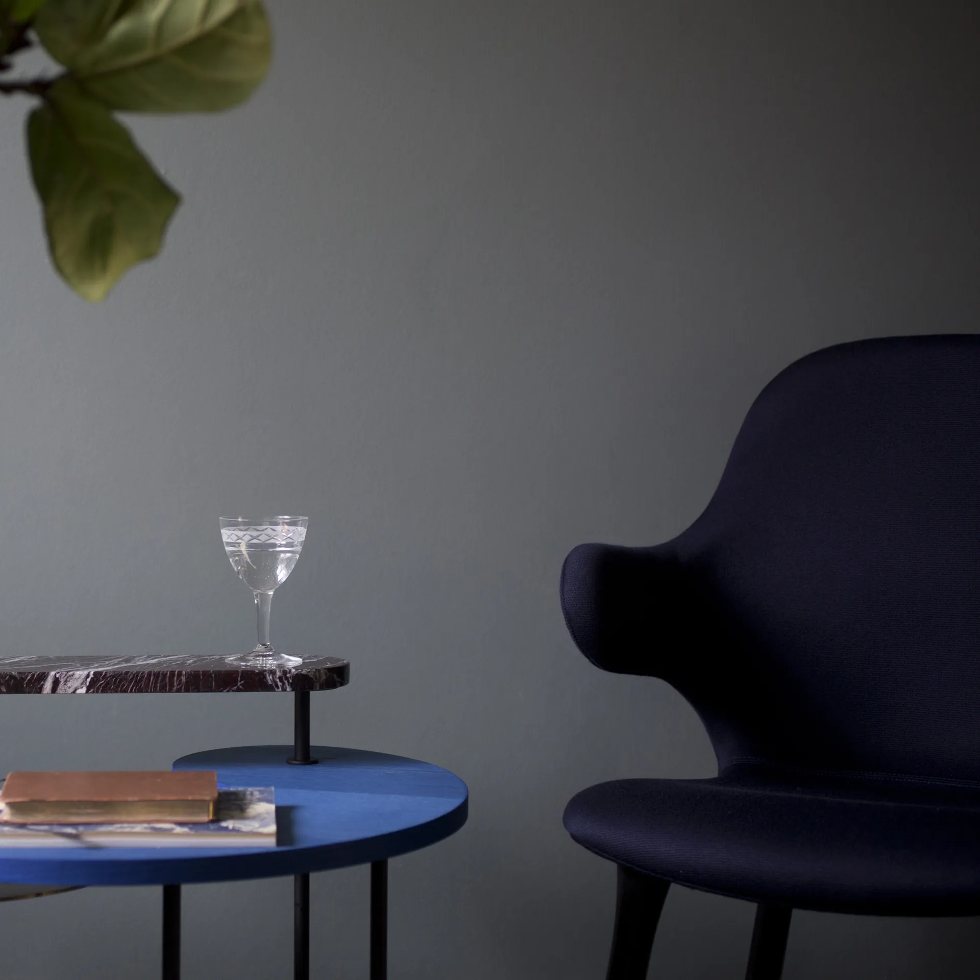 Catch JH1 stol, Balder 782 dark blue-ek rökoljad &Tradition