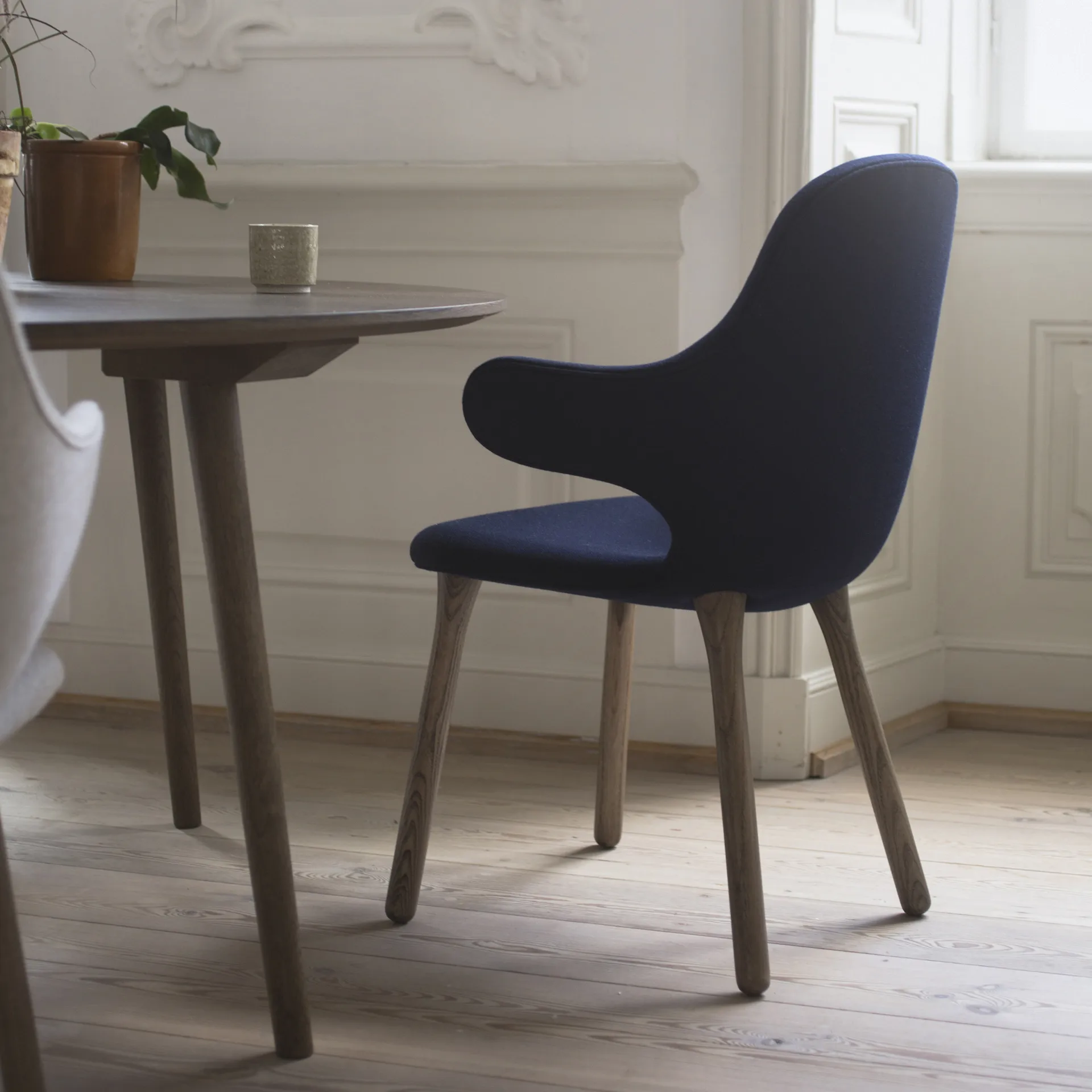 Catch JH1 stol, Balder 782 dark blue-ek rökoljad &Tradition