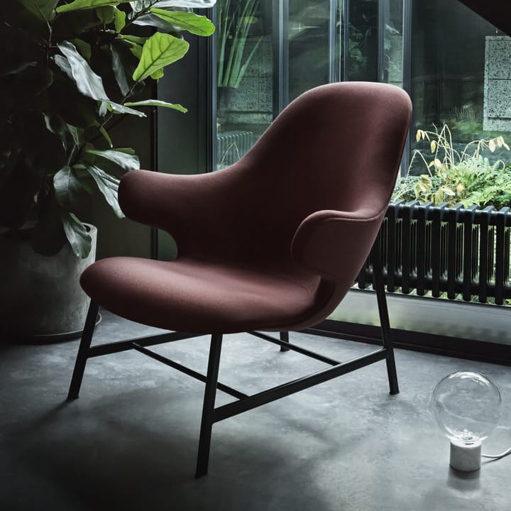 Catch JH13 loungefåtölj, läder silk cognac-svart pulverlackerat benstativ &Tradition