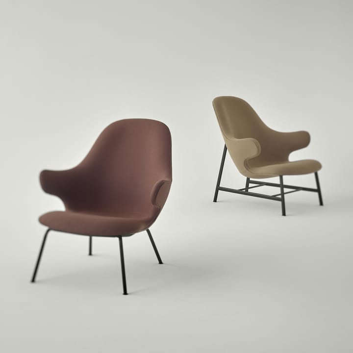 Catch JH13 loungefåtölj, läder silk cognac-svart pulverlackerat benstativ &Tradition