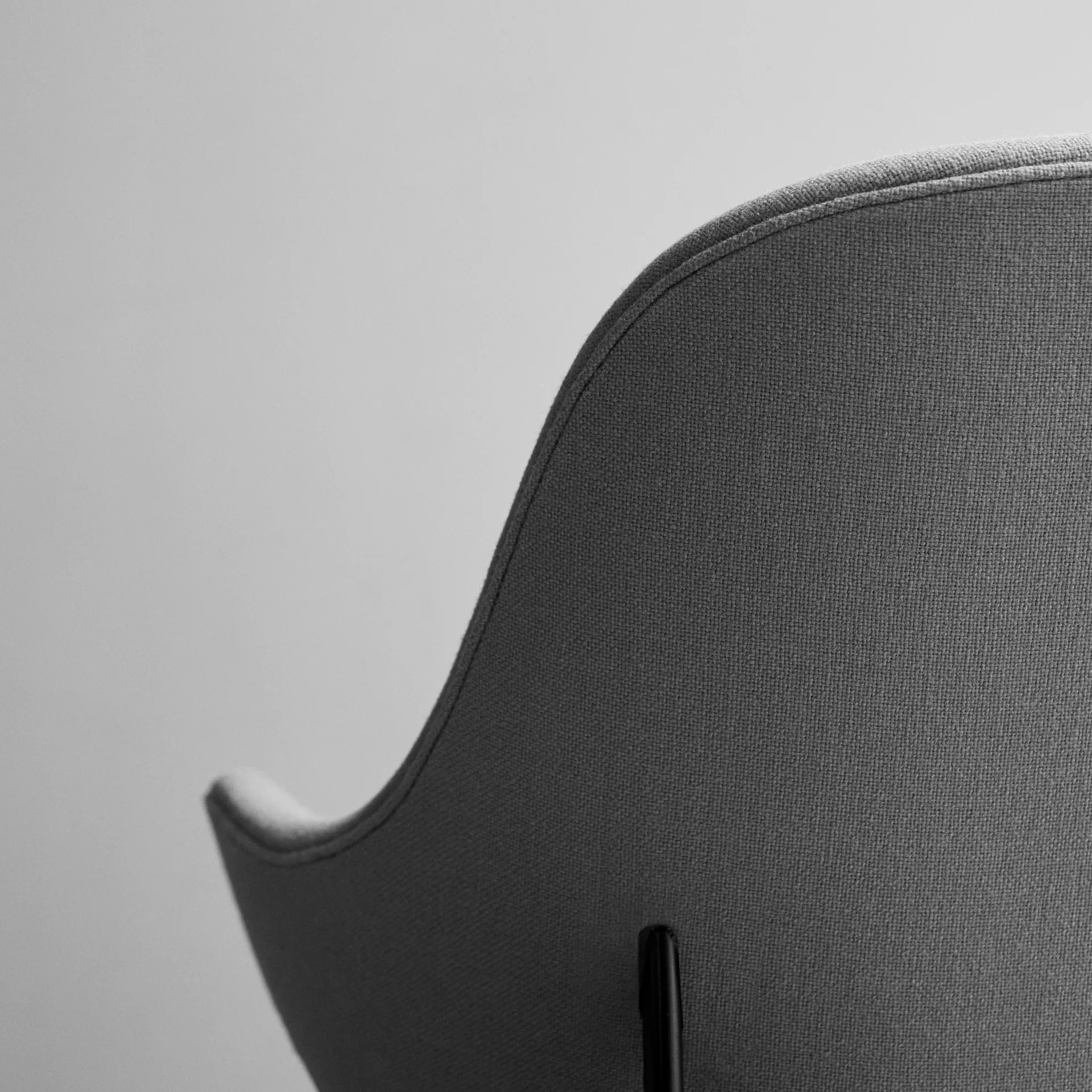 Catch JH14 loungefåtölj, läder silk black, svartlackat stålunderrede &Tradition