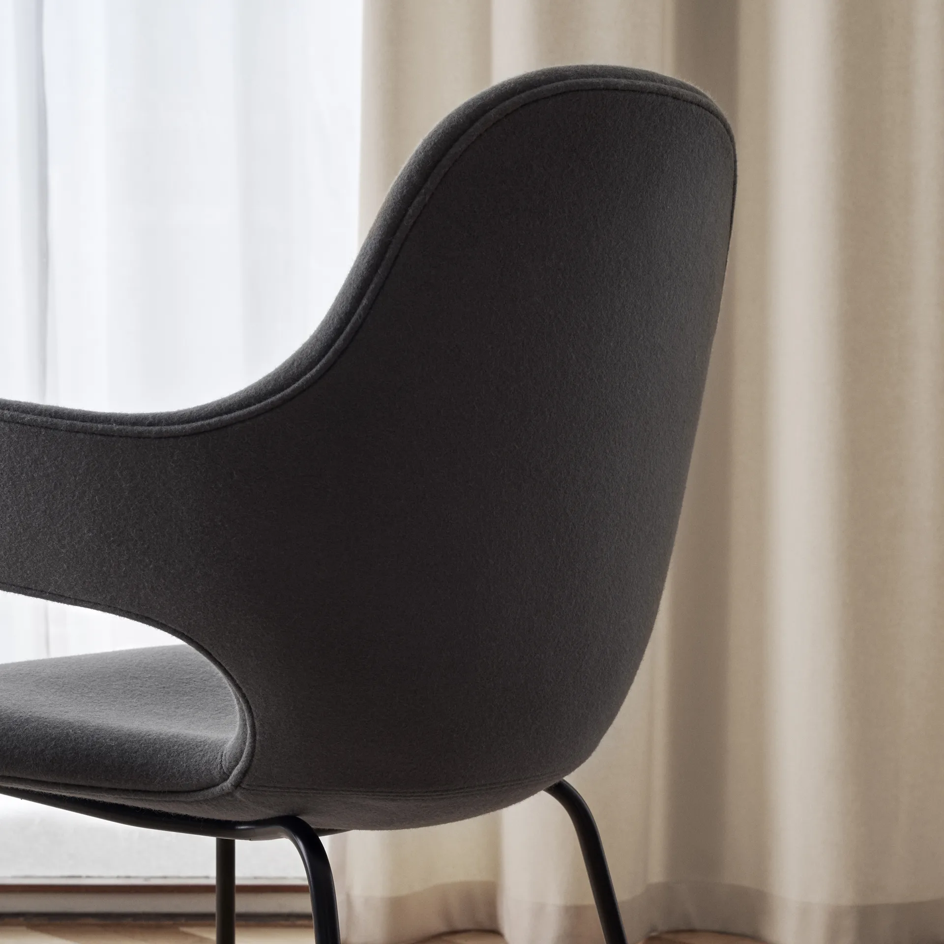 Catch JH15 stol, Divina 584 red-svartlackad stål &Tradition