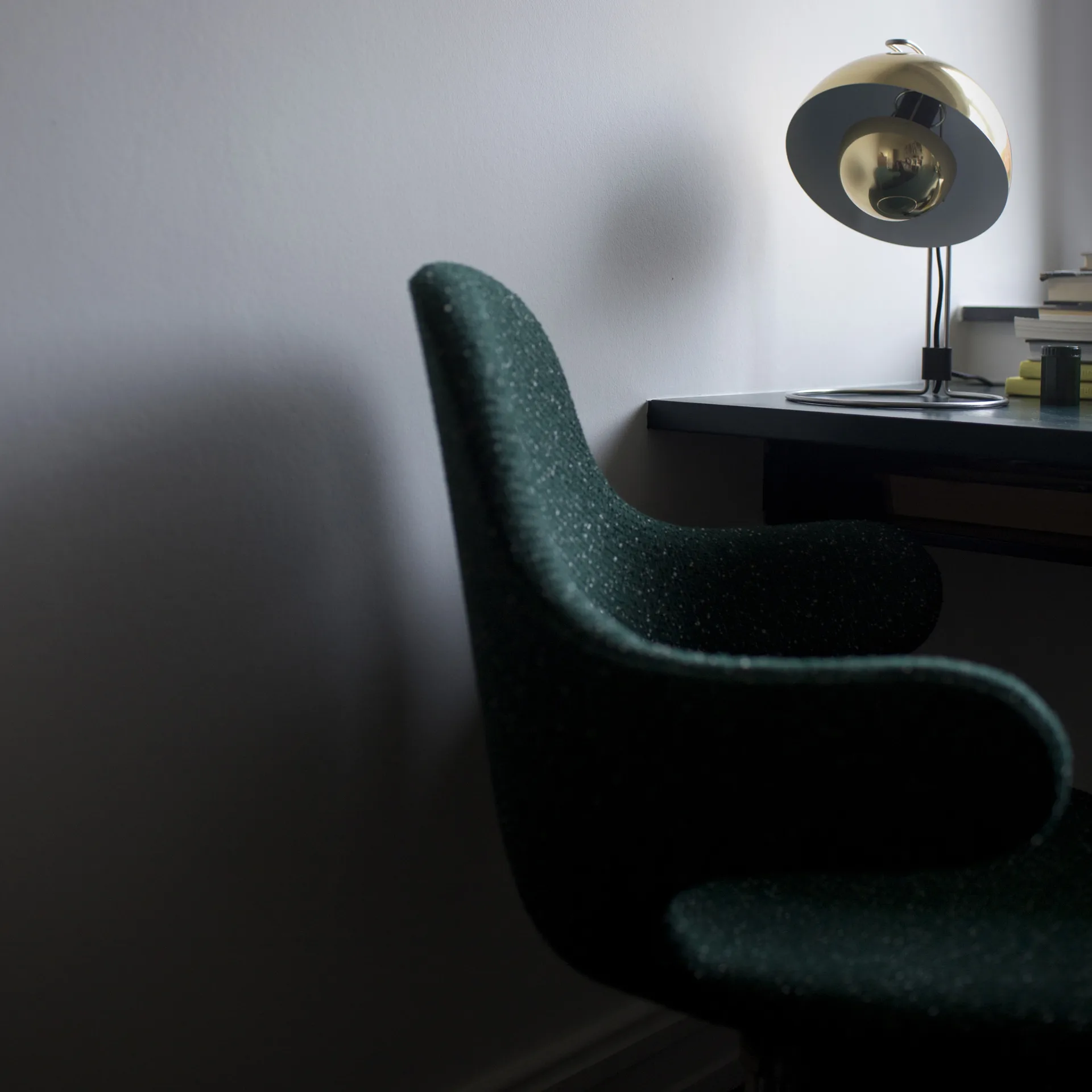 Catch JH15 stol, Divina 584 red-svartlackad stål &Tradition