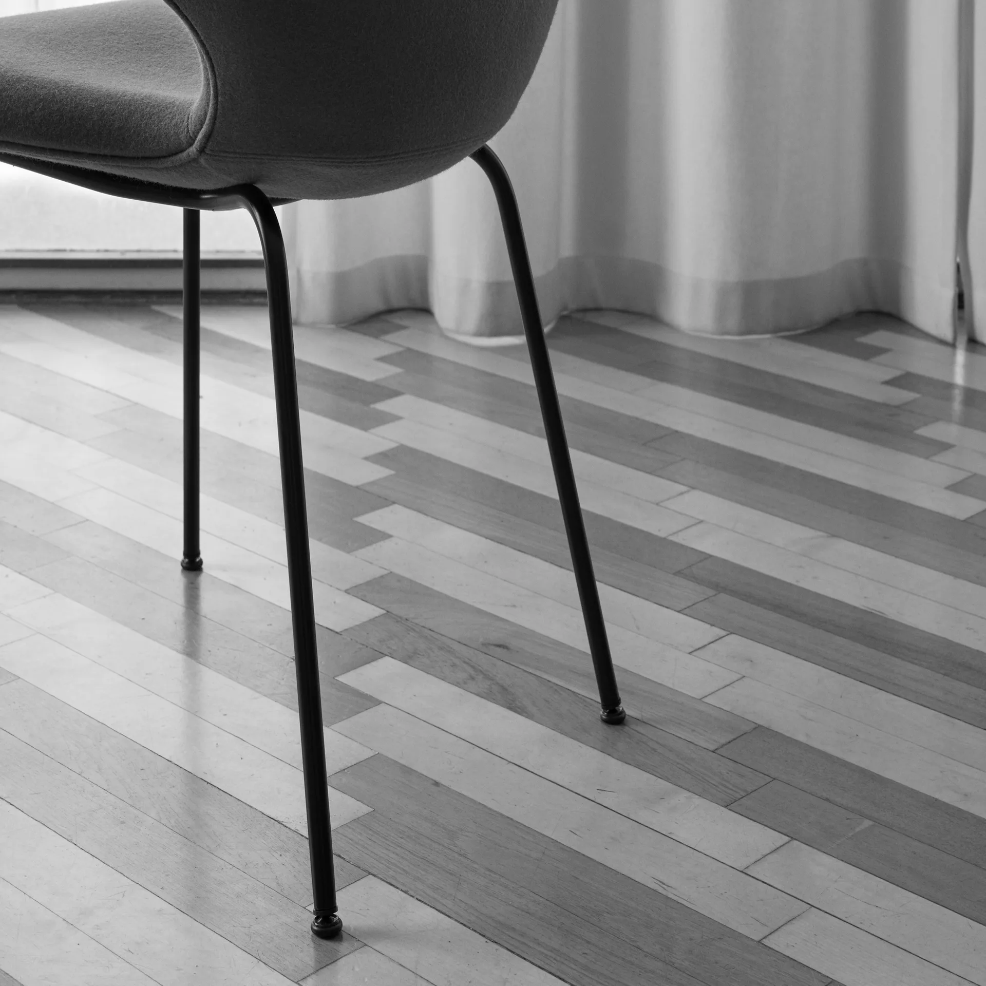 Catch JH15 stol, Divina 584 red-svartlackad stål &Tradition