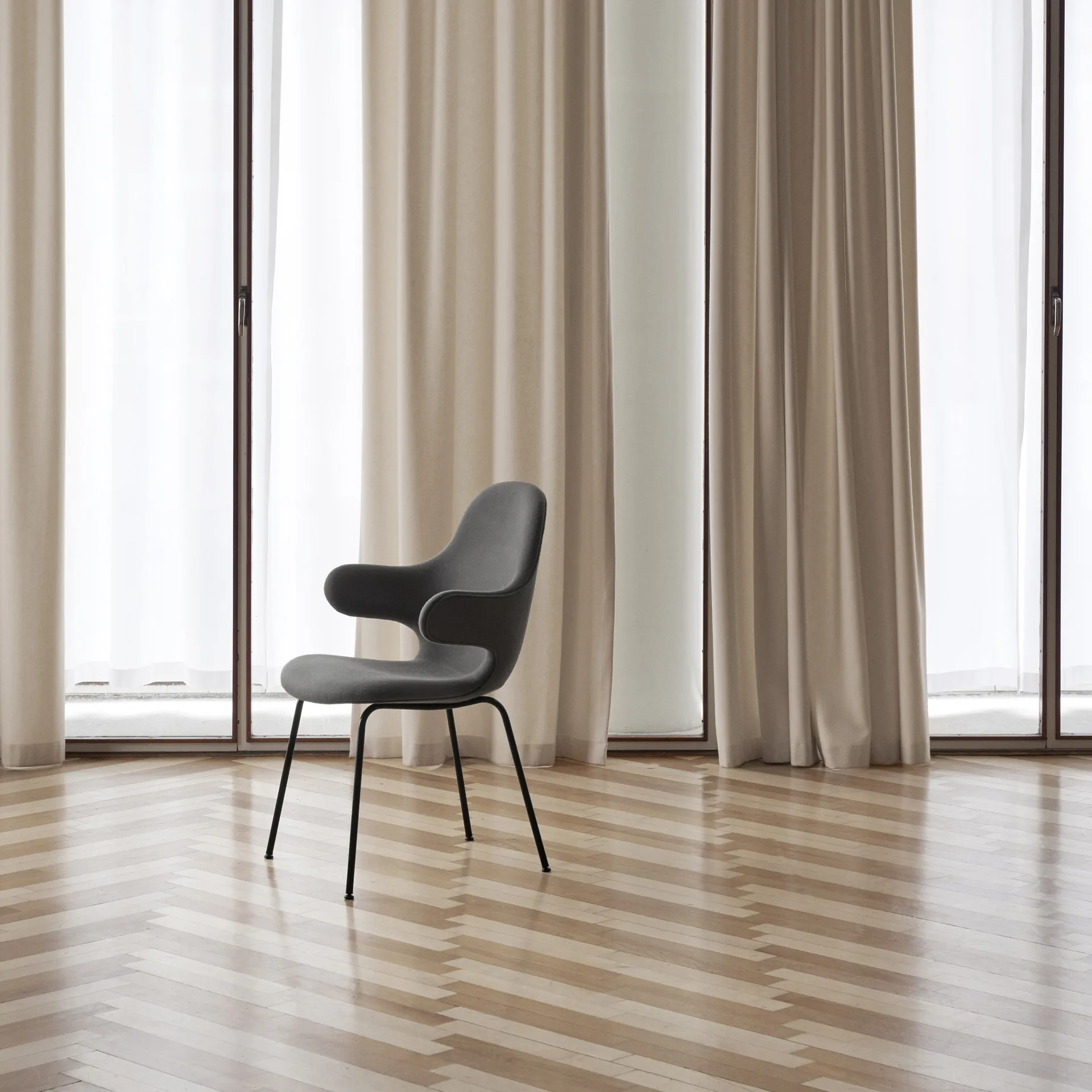 Catch JH15 stol, Divina 584 red-svartlackad stål &Tradition