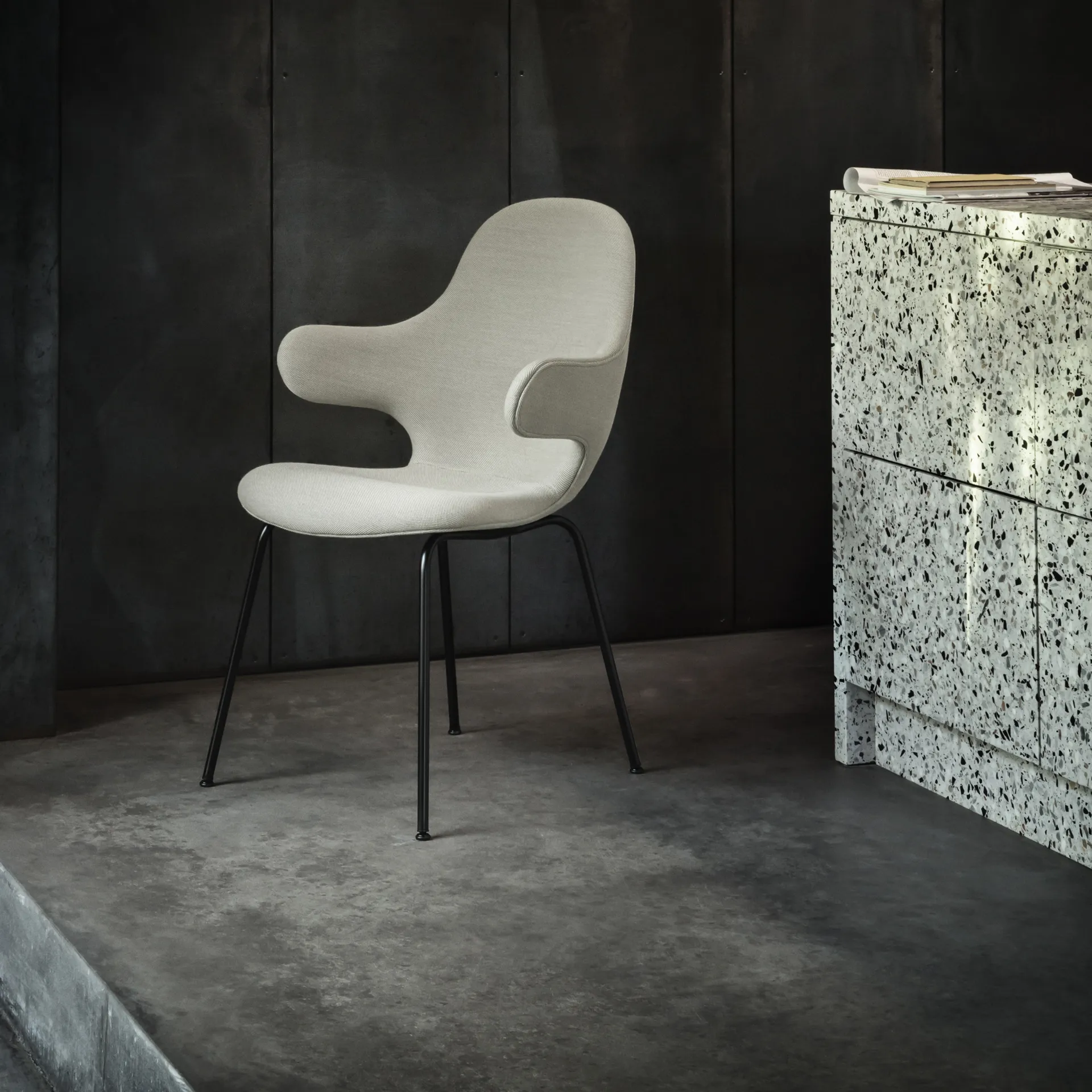 Catch JH15 stol, Divina 584 red-svartlackad stål &Tradition