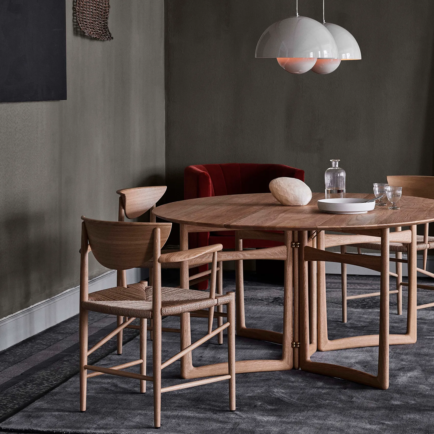 Drawn stol HM4 med armstöd, Valnöt &Tradition