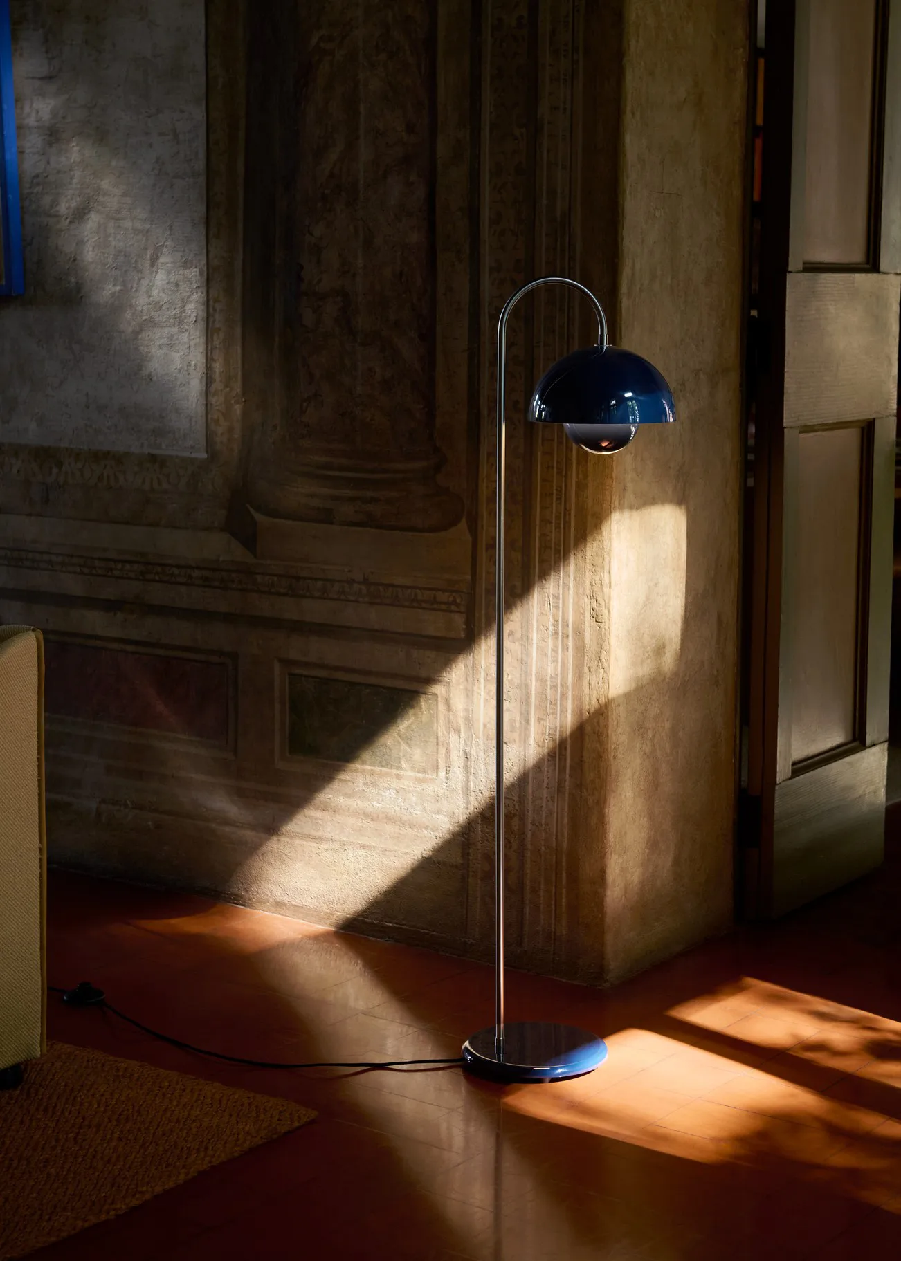 Flowerpot VP12 golvlampa, Steel blue &Tradition