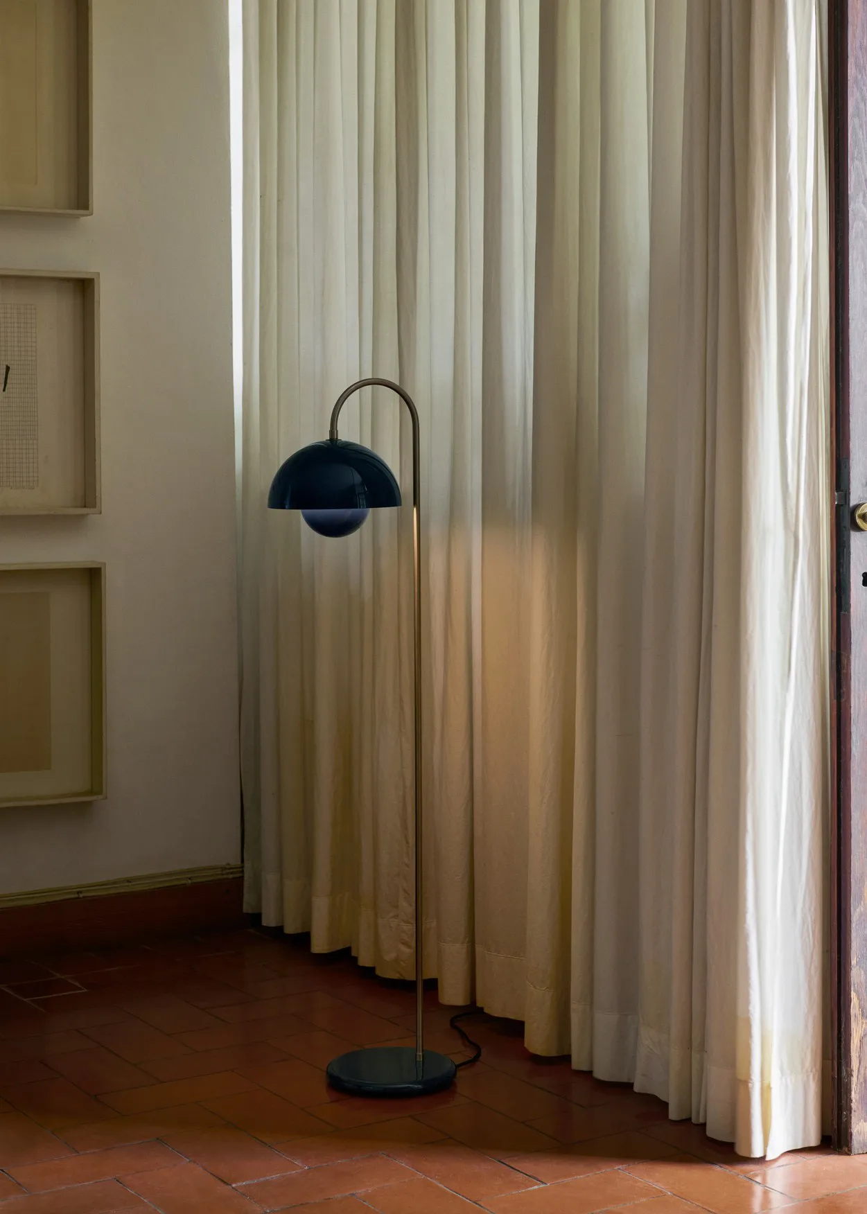 Flowerpot VP12 golvlampa, Steel blue &Tradition