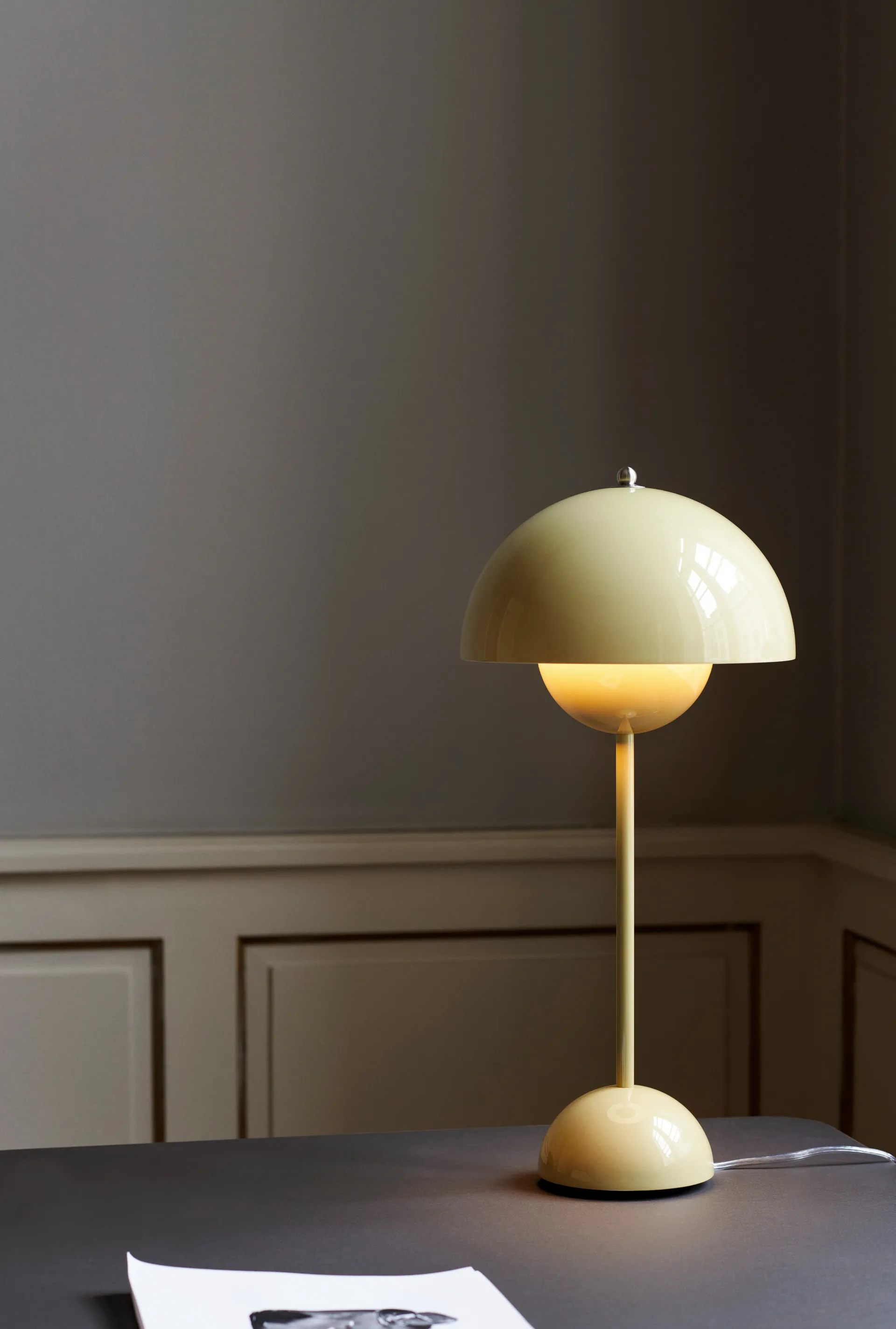 Flowerpot VP3 bordslampa, Pale sand &Tradition