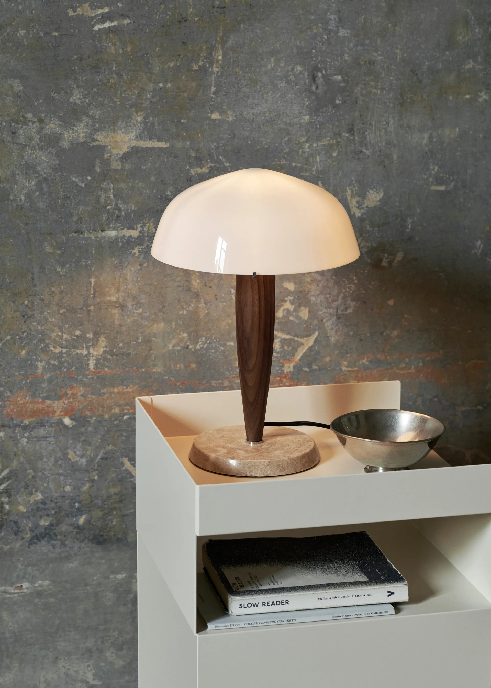 Herman SHY3 bordslampa, walnut & cream marble, textilsladd &Tradition