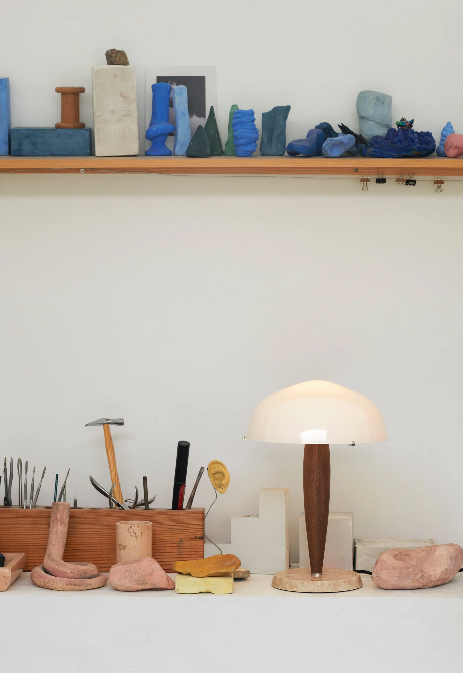 Herman SHY3 bordslampa, walnut & cream marble, textilsladd &Tradition