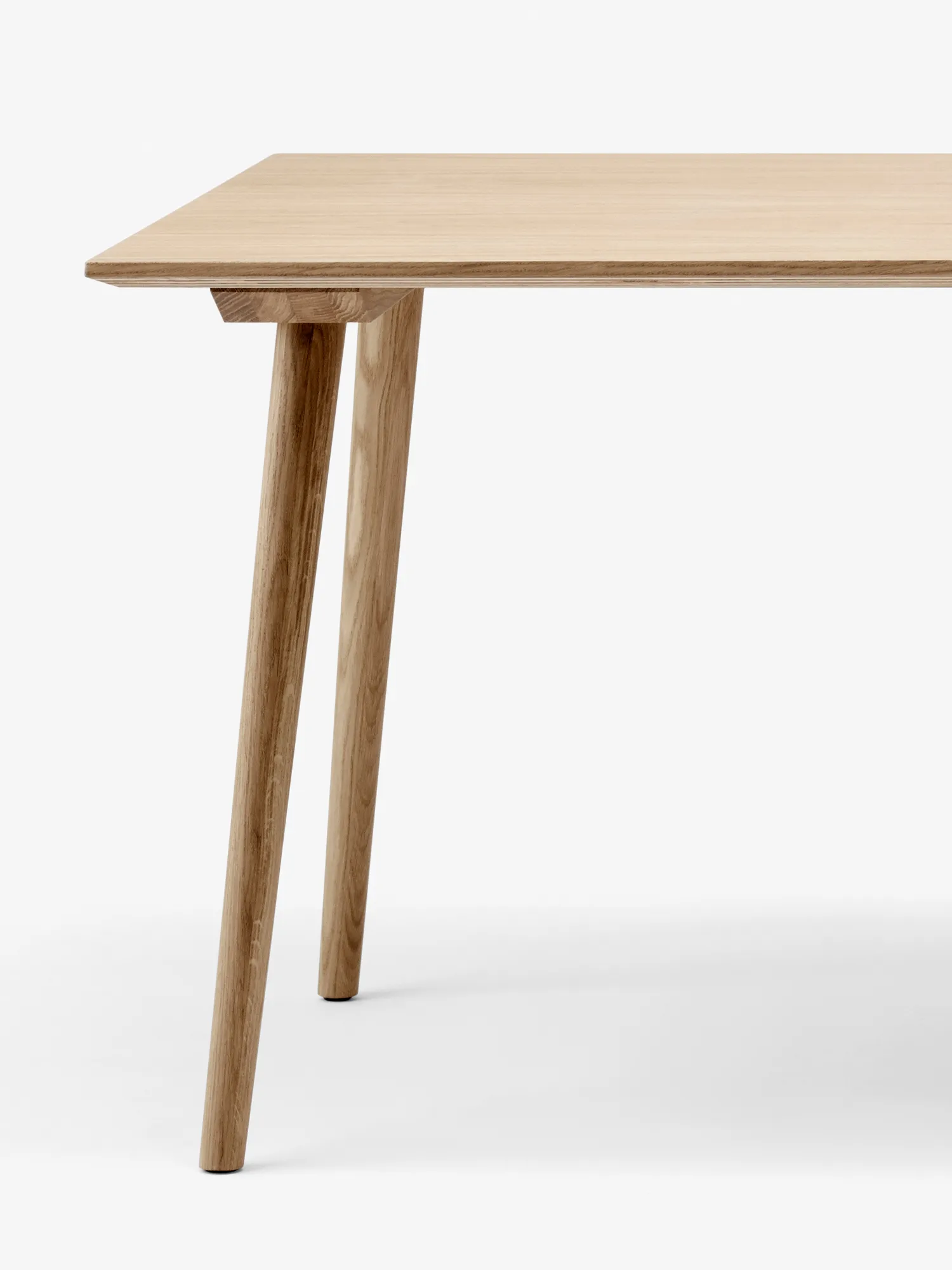 In Between bord SK6, Klarlackad ek &Tradition