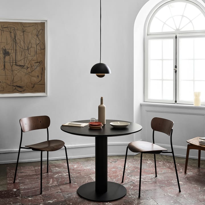 In Between SK11 matbord, svartlackad ek, mattsvart metallstativ &Tradition