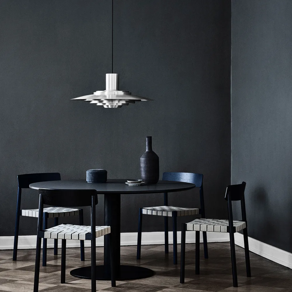 In Between SK12 matbord, ek rökolja, mattsvart metallstativ &Tradition