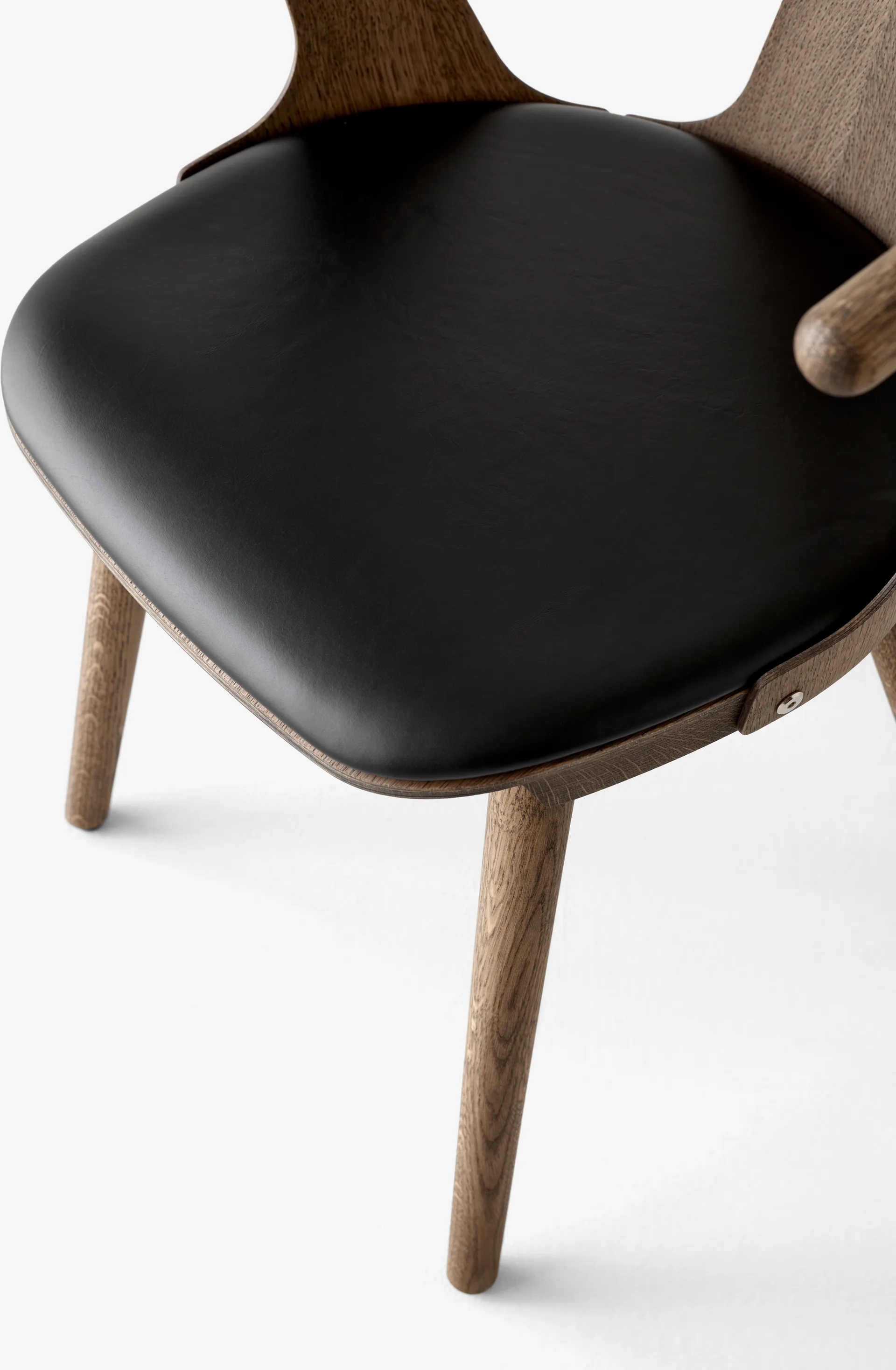 In Between SK2 stol, Rökt oljad ek-Noble svart anilinläder &Tradition