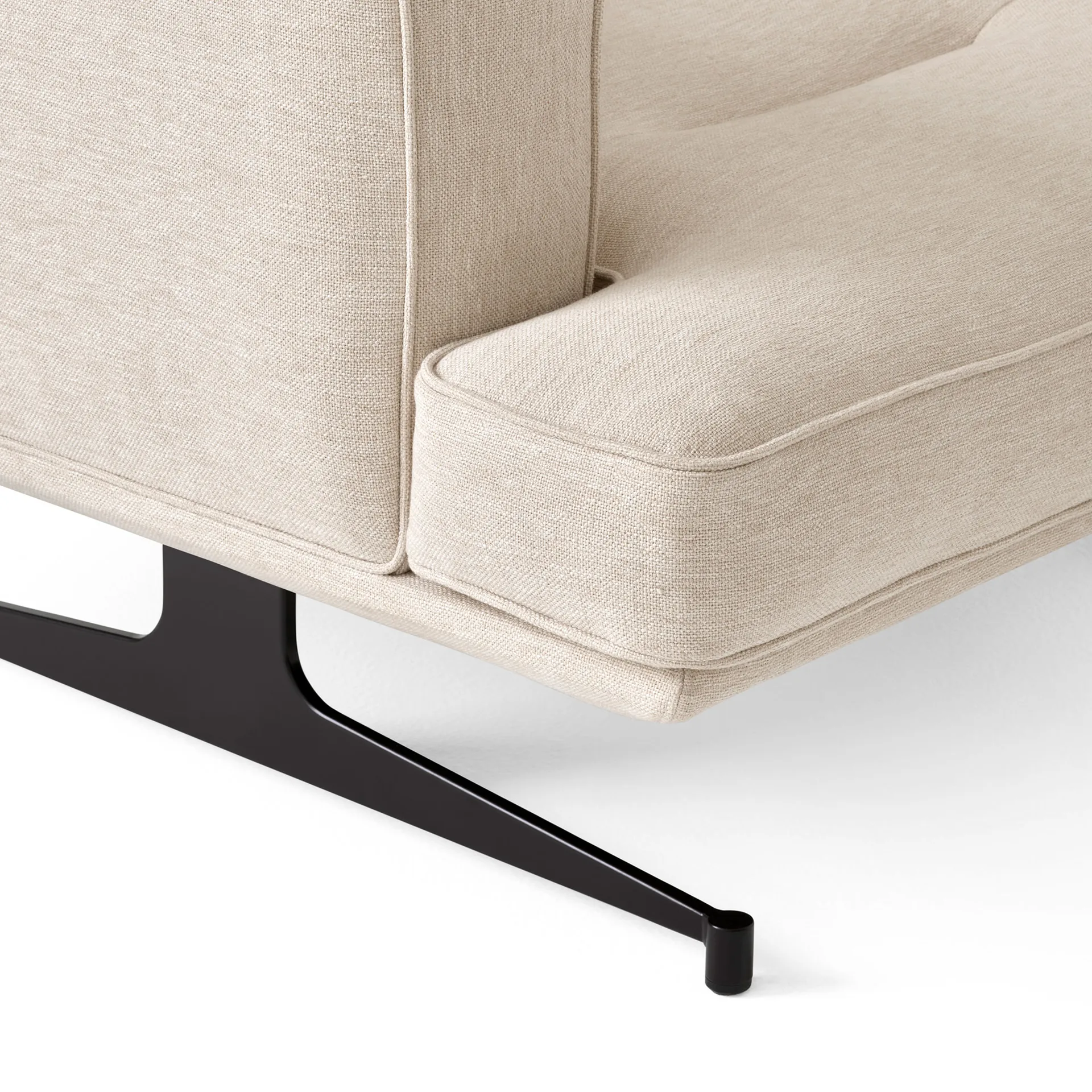 Inland AV21 fåtölj, Clay 0011-warm black &Tradition