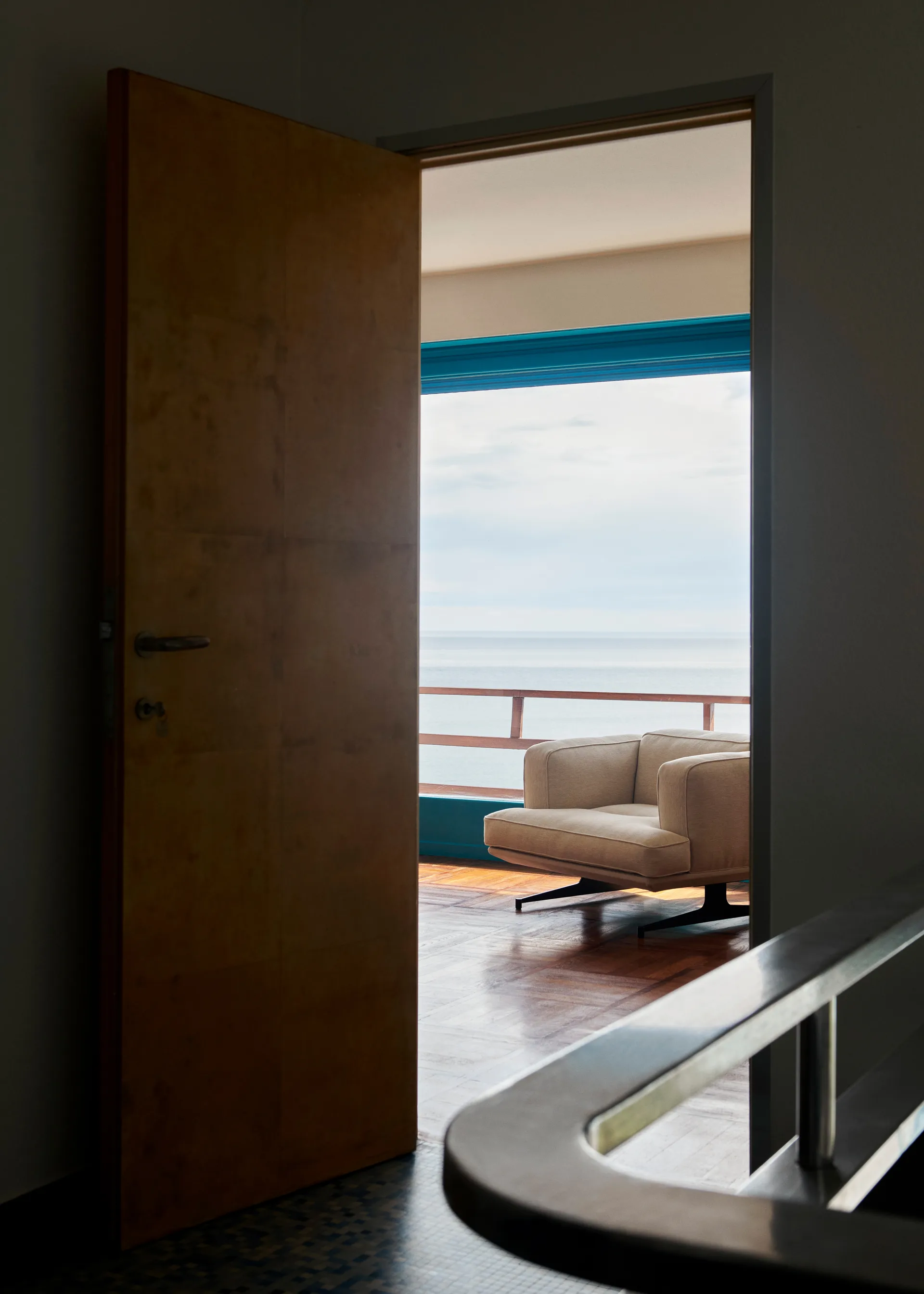 Inland AV21 fåtölj, Clay 0011-warm black &Tradition