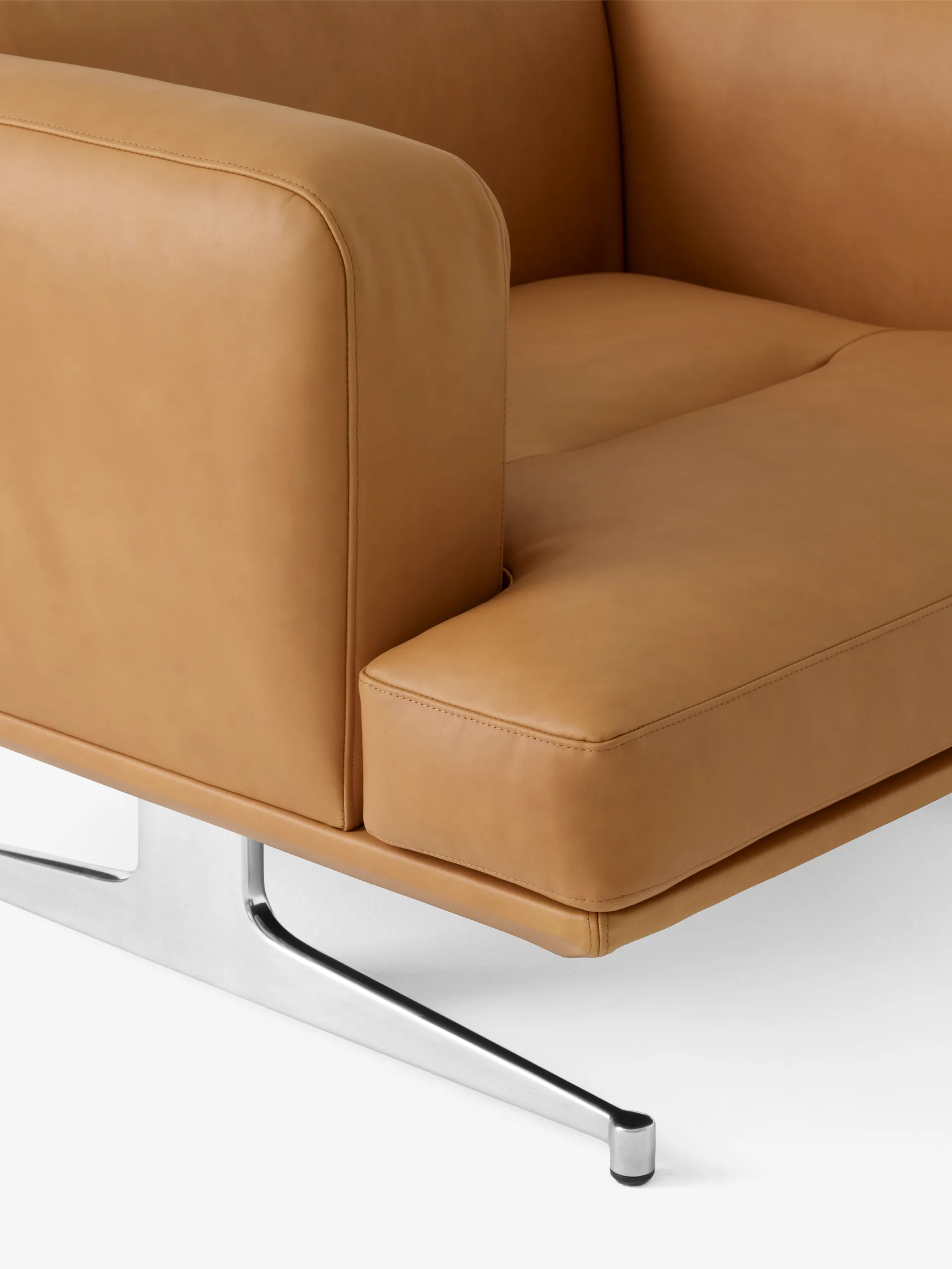 Inland AV21 fåtölj, Noble läder cognac-polished alu &Tradition