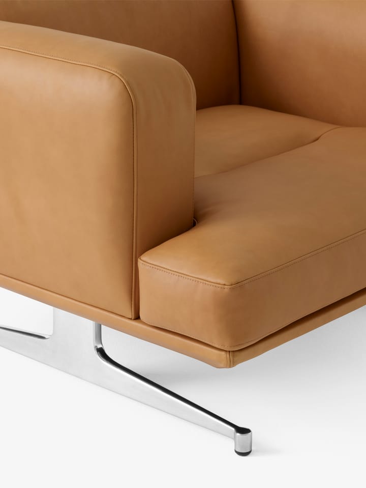 Inland AV21 fåtölj, Noble läder cognac-polished alu &Tradition