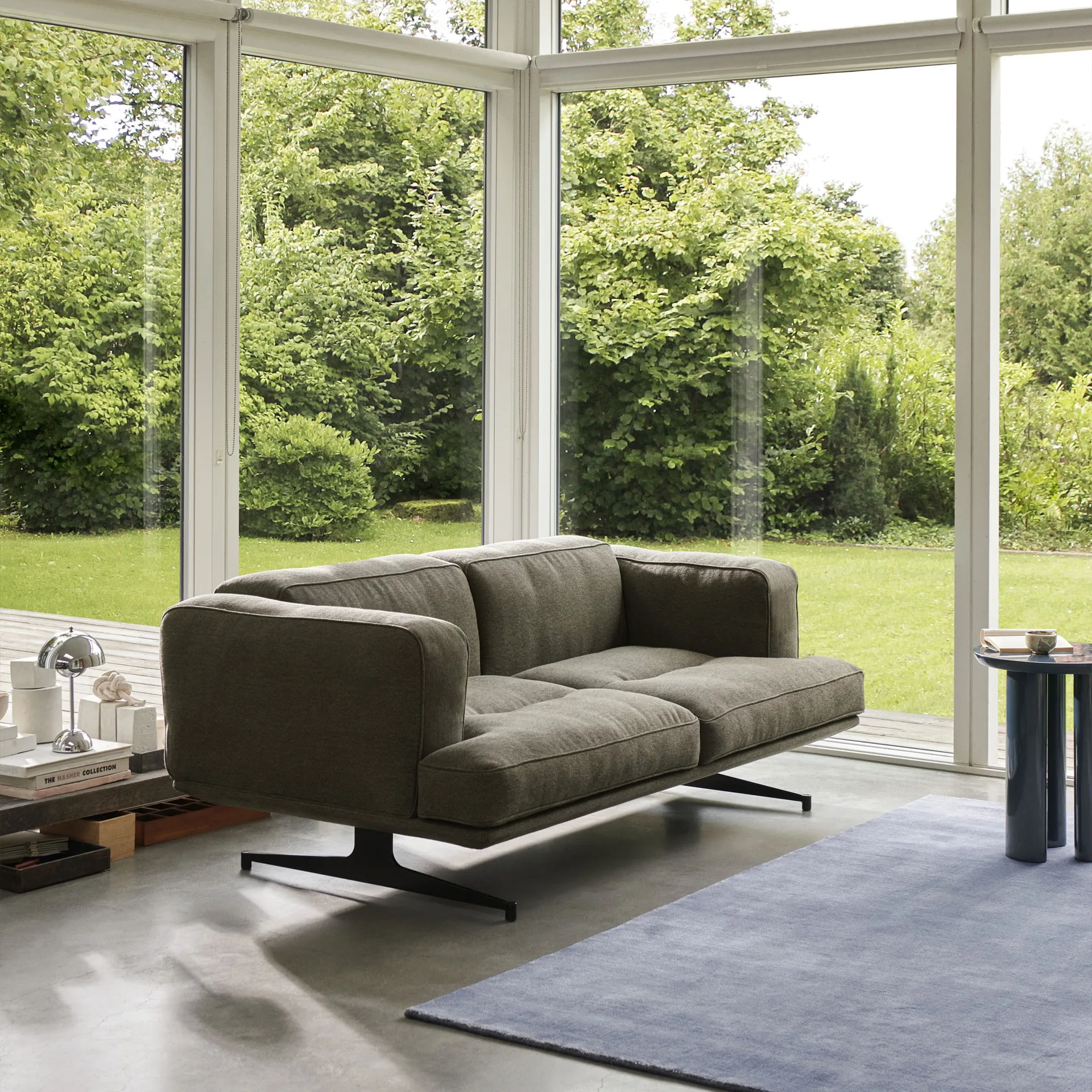 Inland AV22 soffa 2-sits, Clay 0014-warm black &Tradition