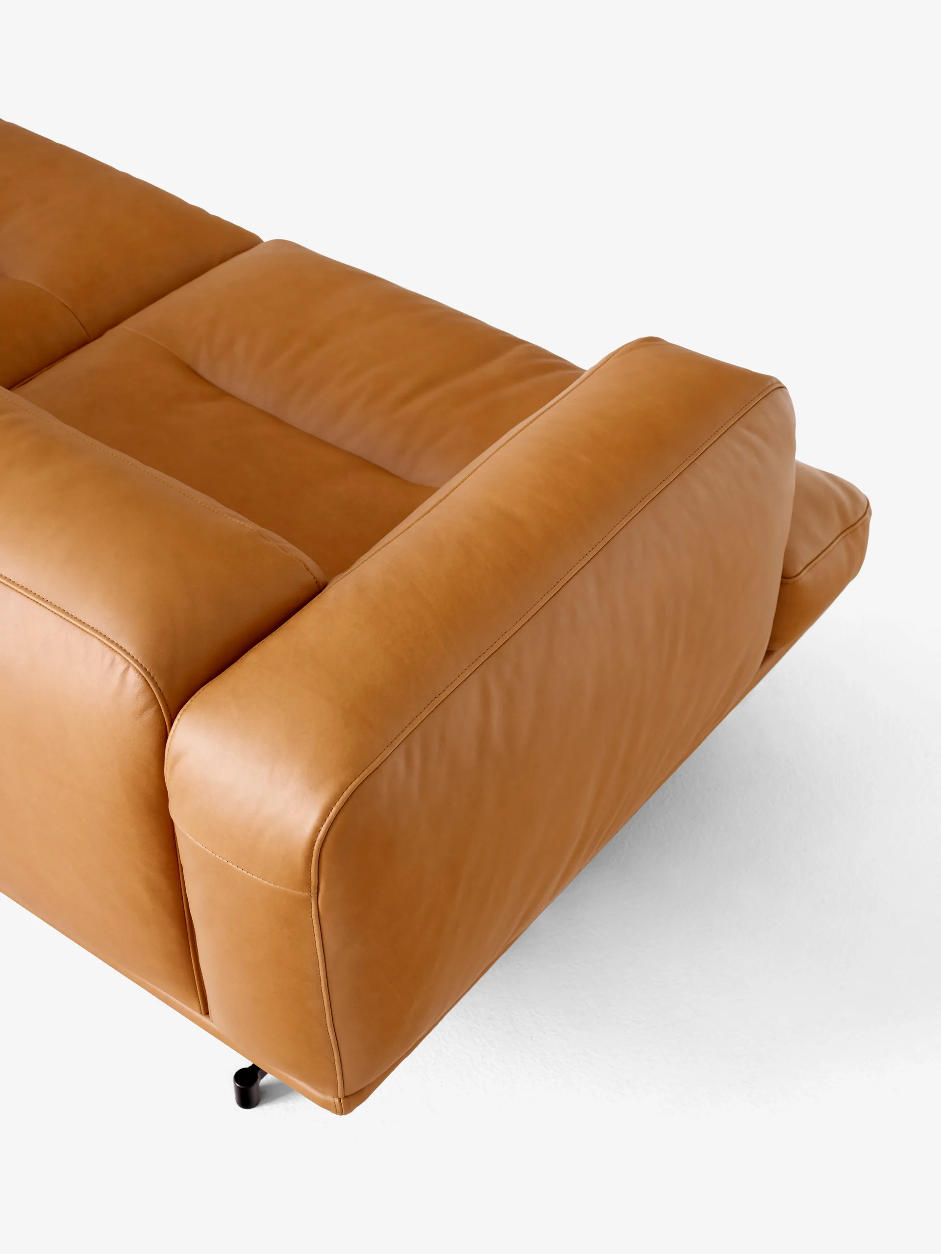 Inland AV22 soffa 2-sits, Noble läder cognac-warm black &Tradition