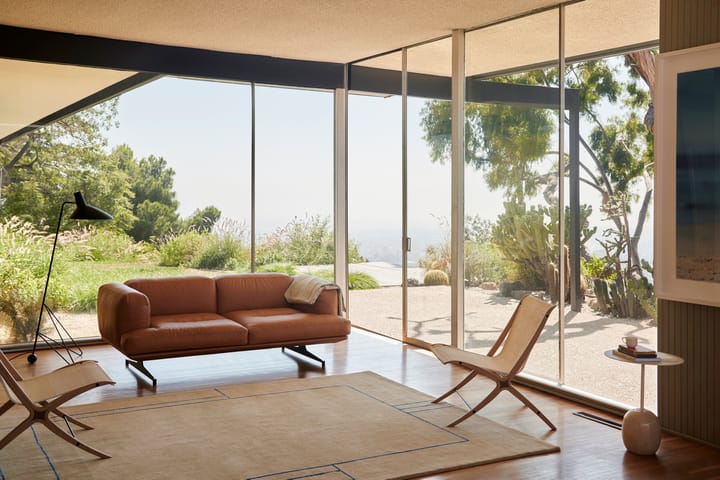 Inland AV22 soffa 2-sits, Noble läder cognac-warm black &Tradition