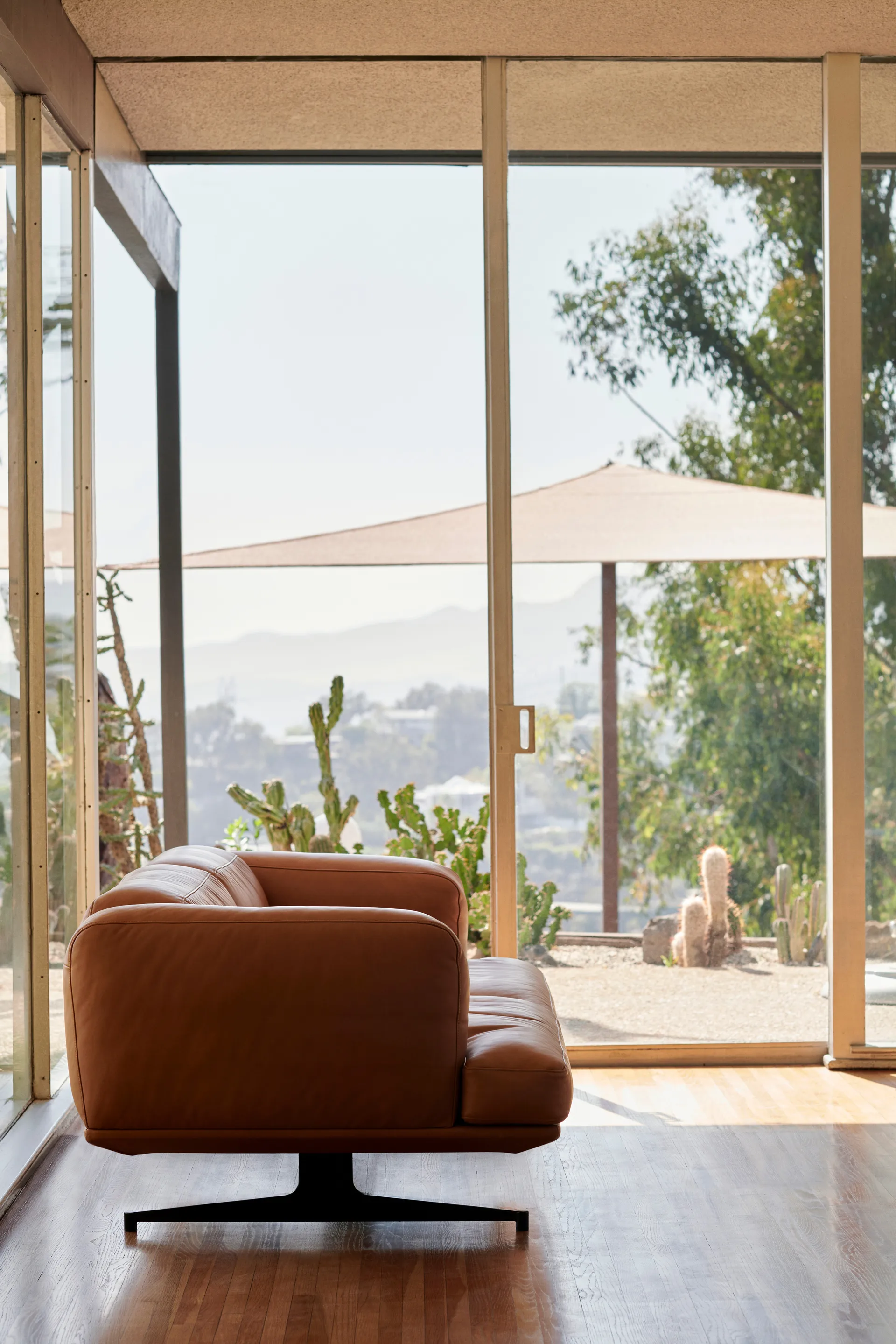 Inland AV22 soffa 2-sits, Noble läder cognac-warm black &Tradition