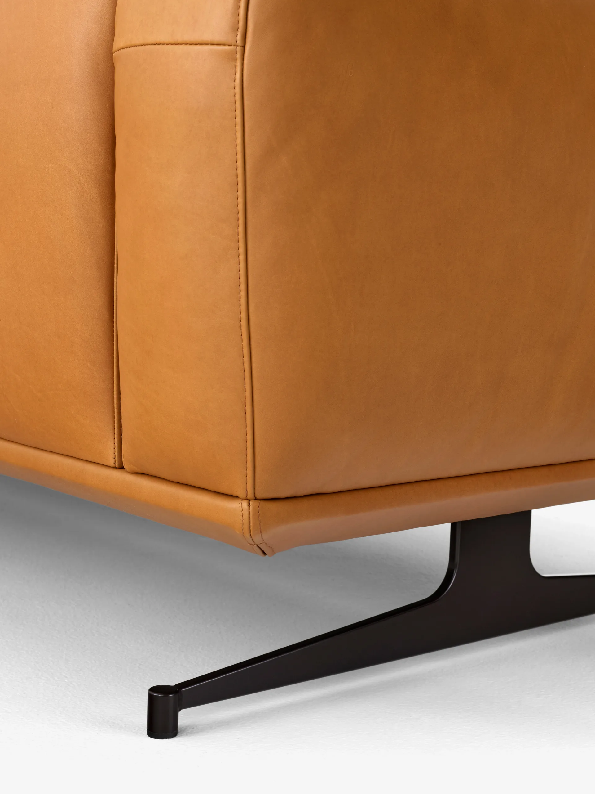 Inland AV23 3-sits soffa, Noble leather cognac-warm black &Tradition