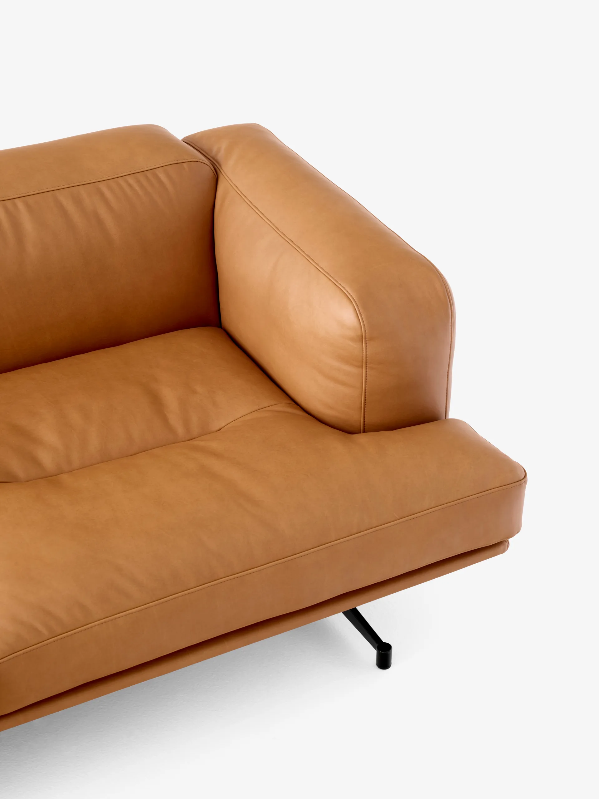 Inland AV23 3-sits soffa, Noble leather cognac-warm black &Tradition