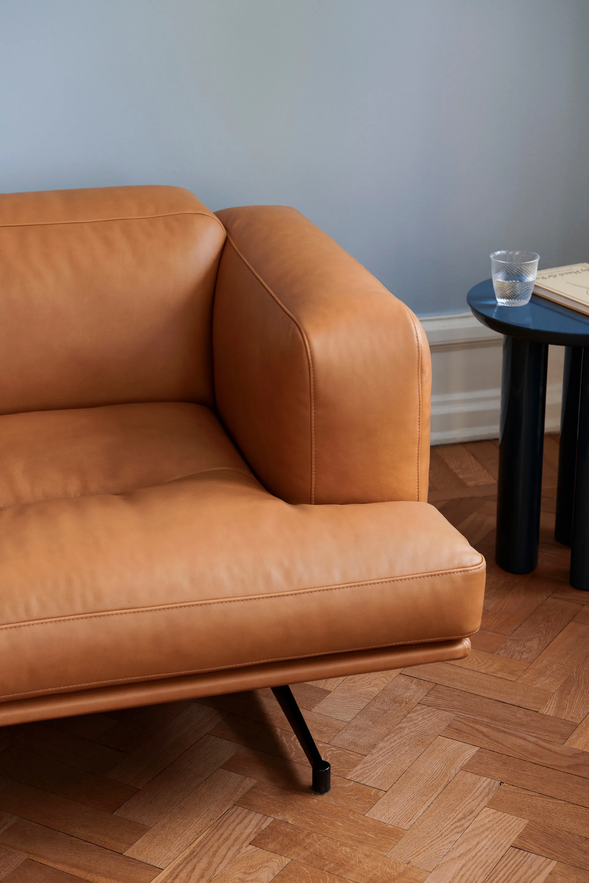 Inland AV23 3-sits soffa, Noble leather cognac-warm black &Tradition