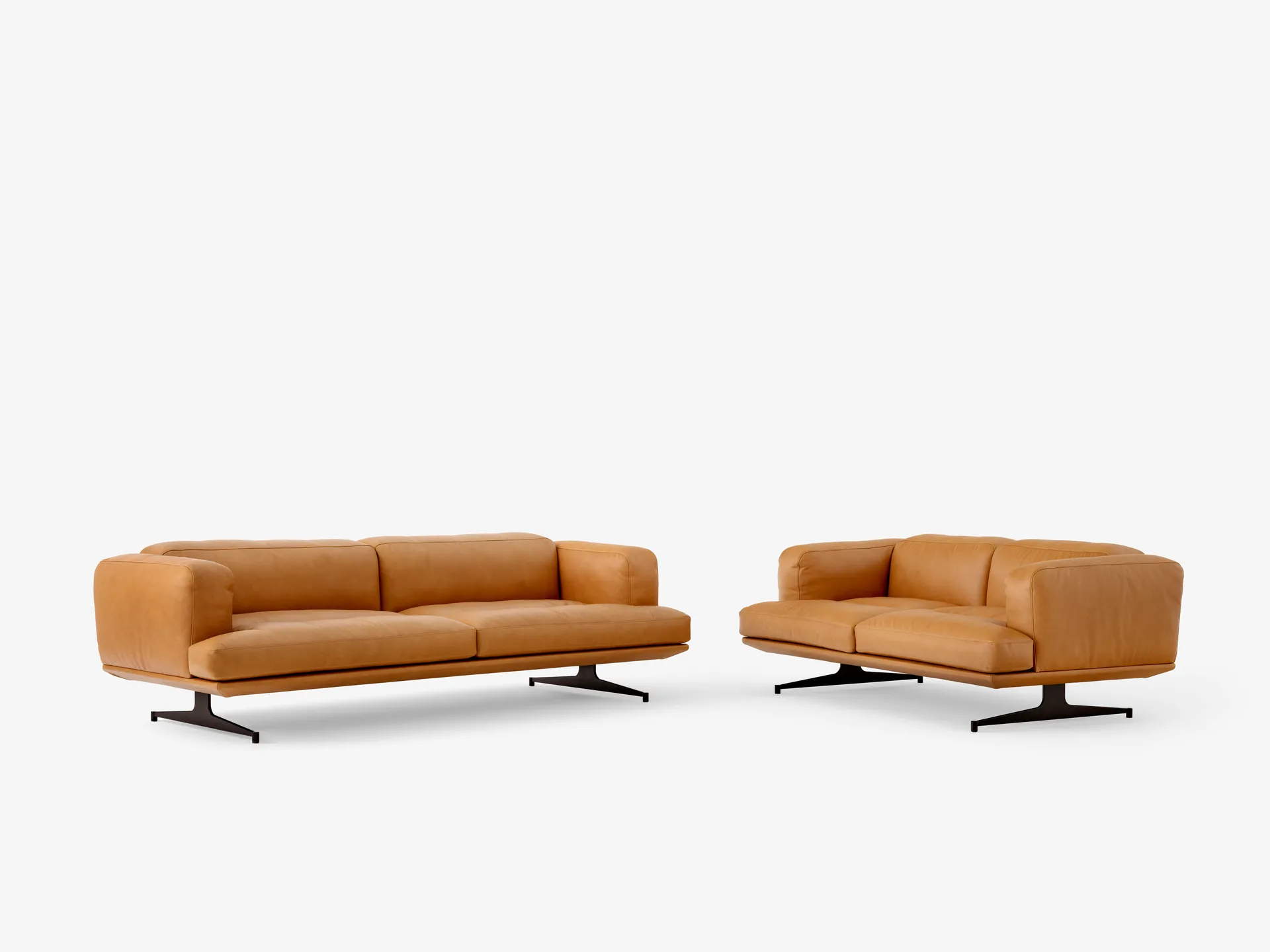 Inland AV23 3-sits soffa, Noble leather cognac-warm black &Tradition