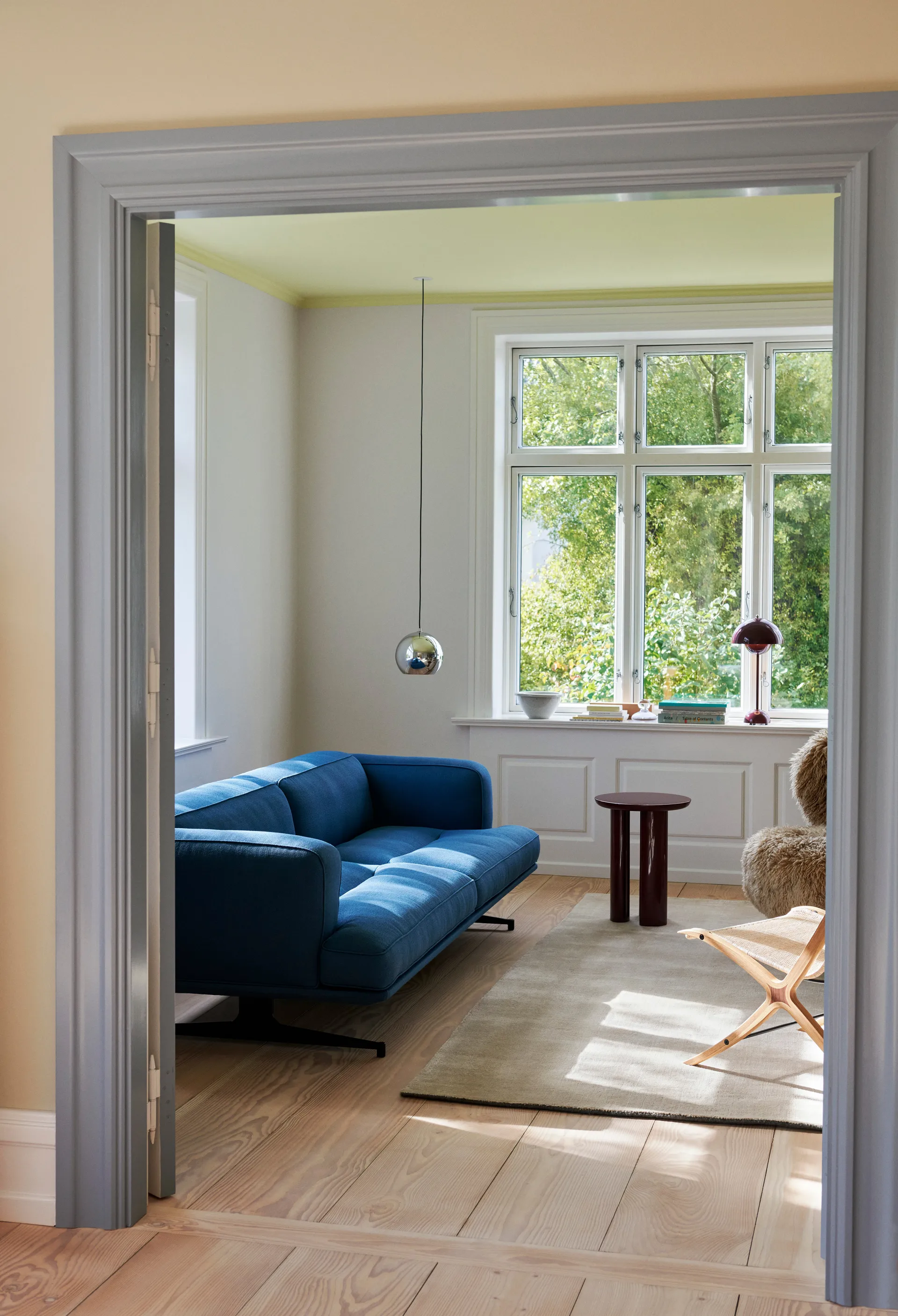 Inland AV23 3-sits soffa, Vidar 4 Denim Blue 733-svarta ben &Tradition