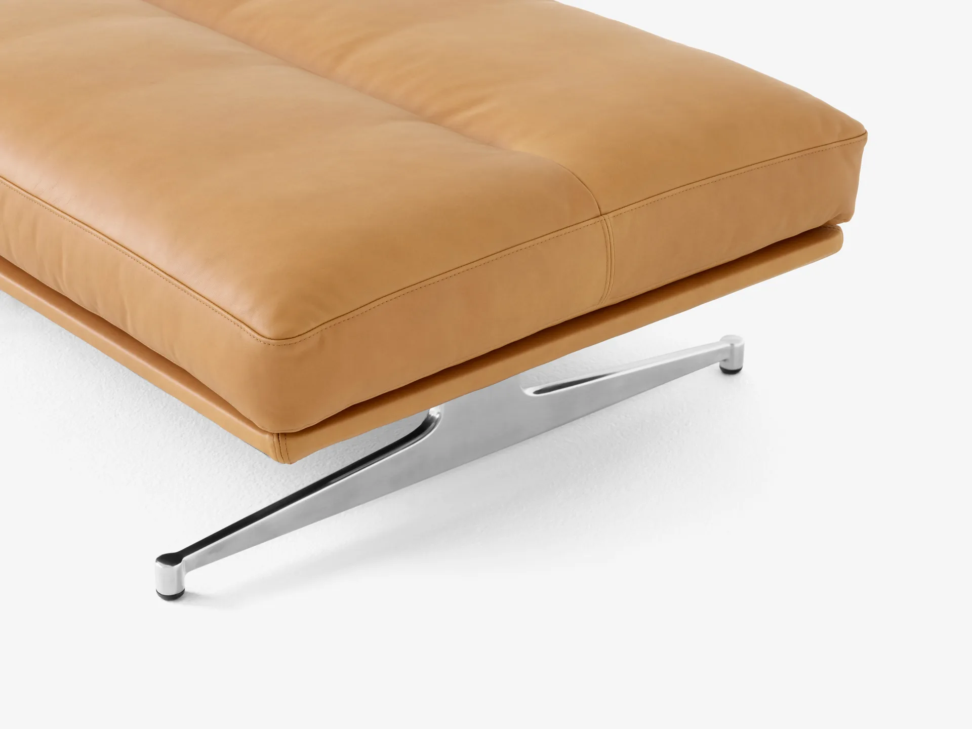 Inland AV32 pouf 78x113 cm, Noble läder cognac-polished alu &Tradition