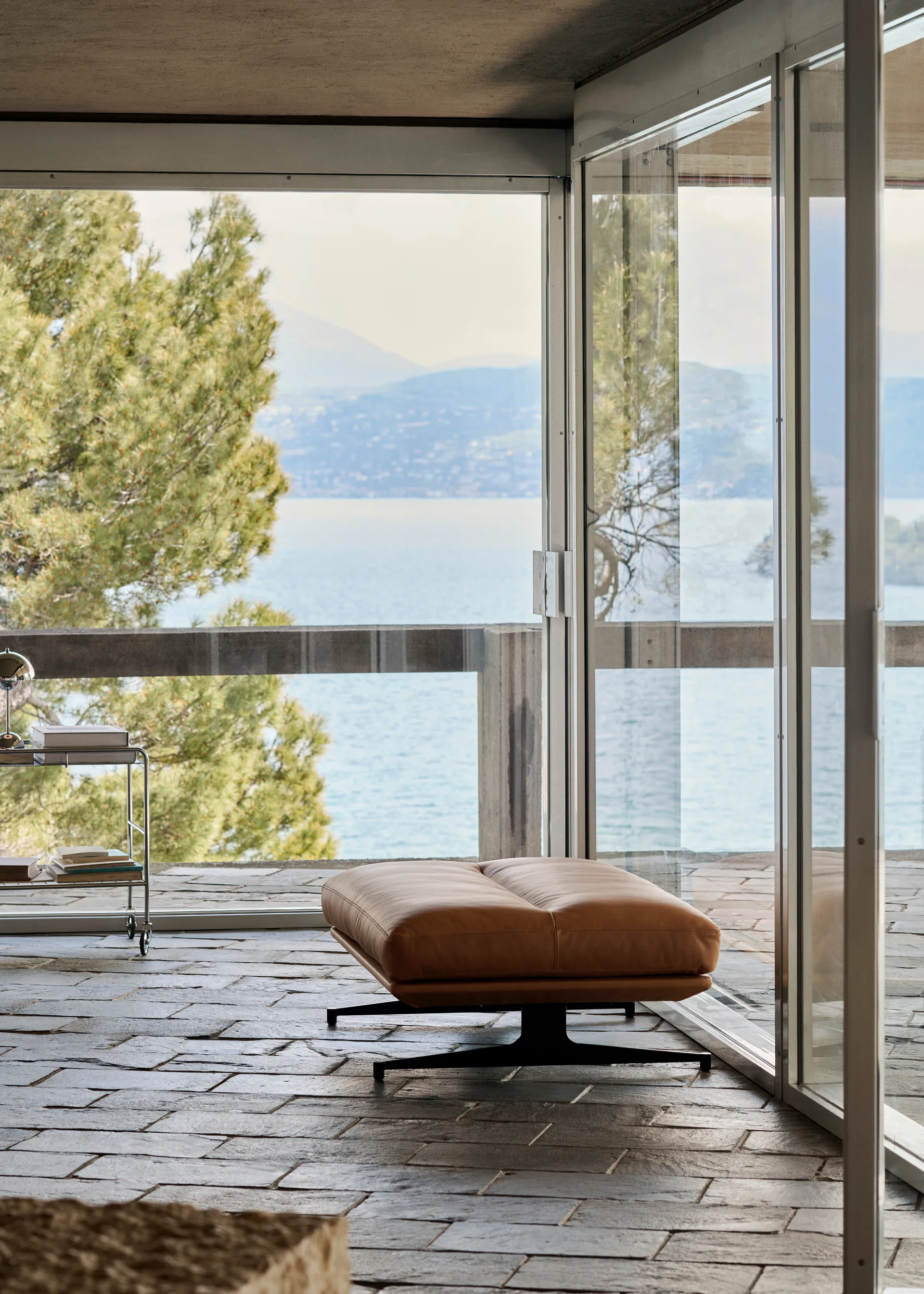 Inland AV32 pouf 78x113 cm, Noble läder cognac-warm black &Tradition