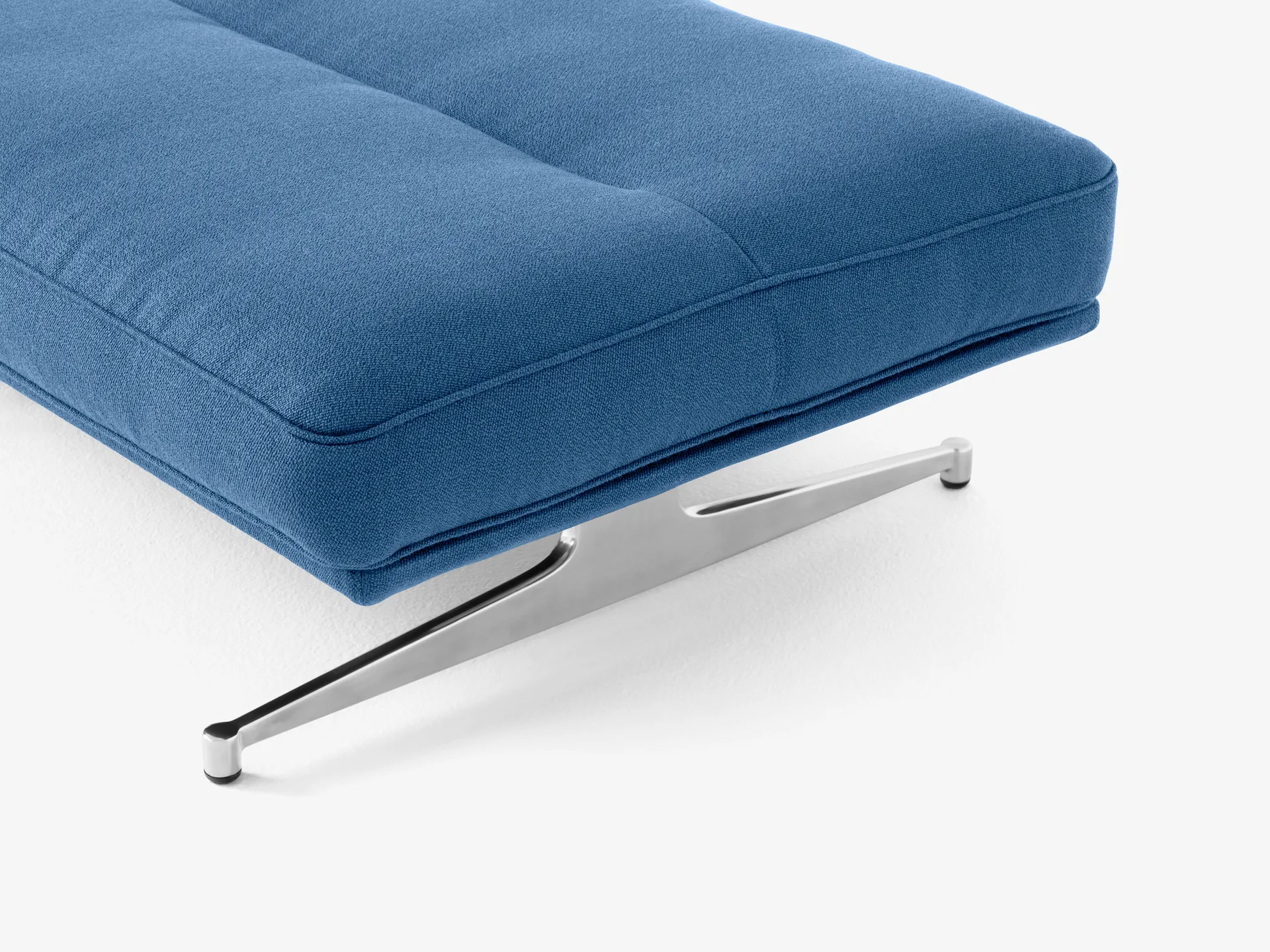 Inland AV32 pouf 78x113 cm, Vidar 733-polished aluminium &Tradition