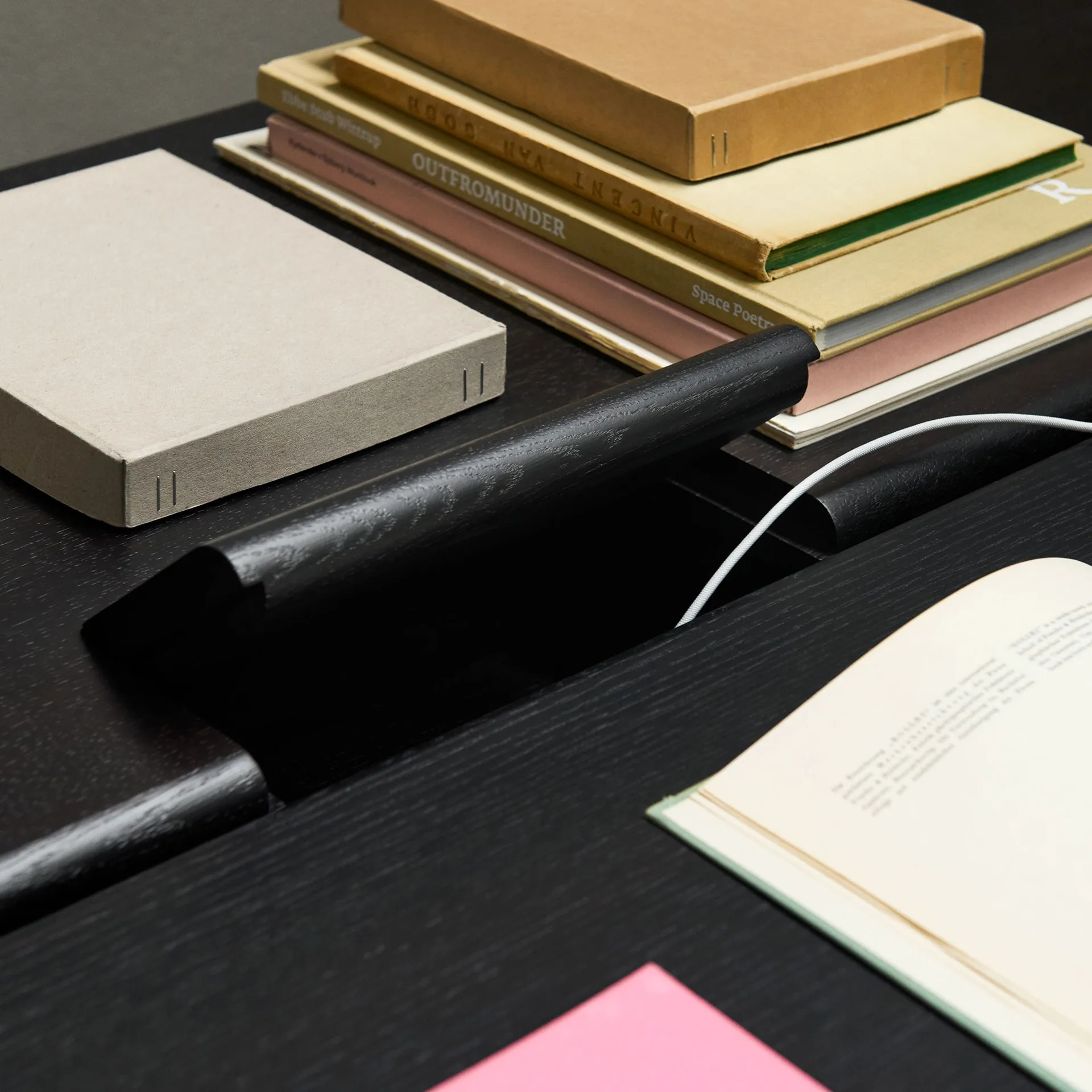 Ita OS1 matbord med kabelgömma 95x200 cm, Dark stained oak &Tradition