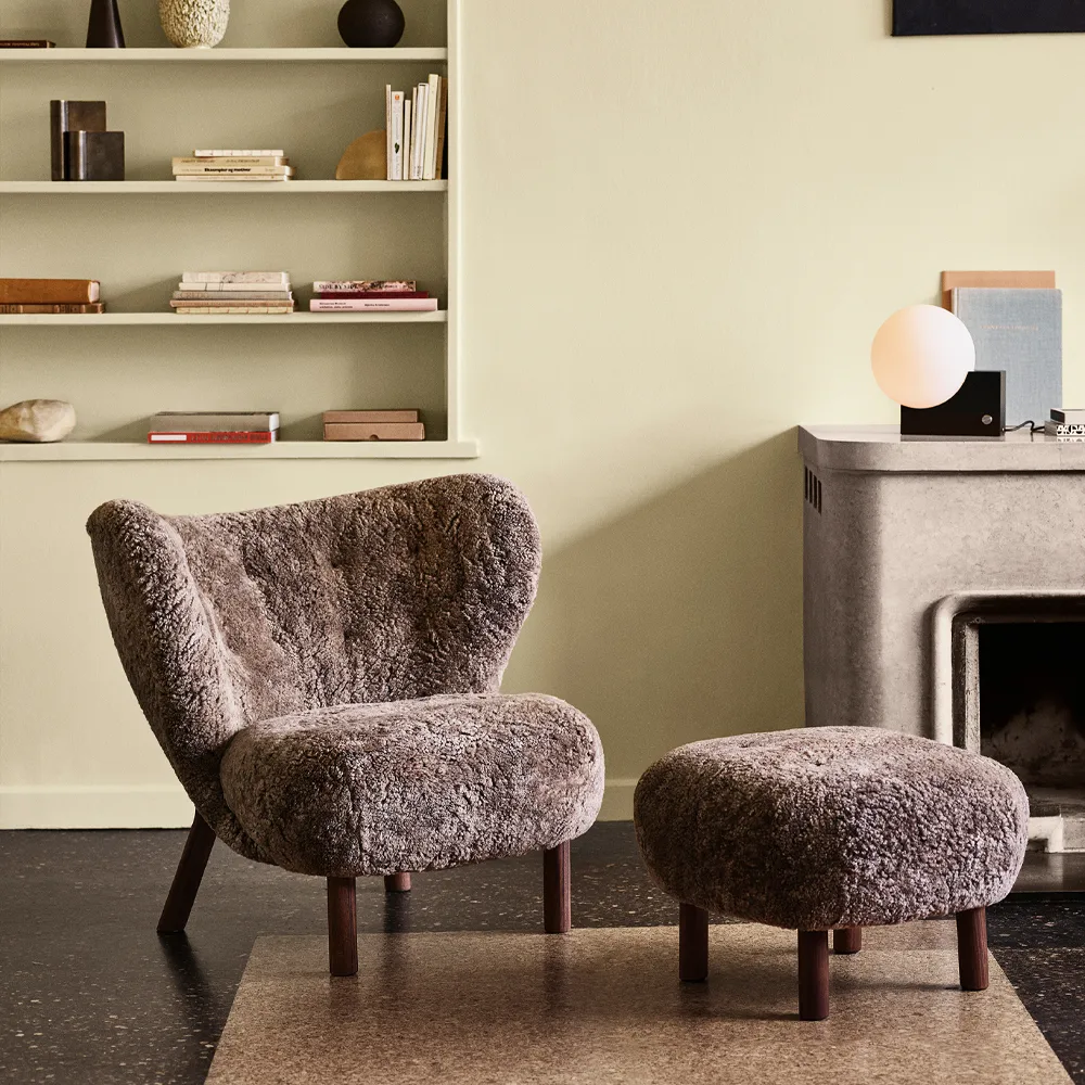 Little Petra ATD1 fotpall, Fårskinn Sahara-valnötsben &Tradition