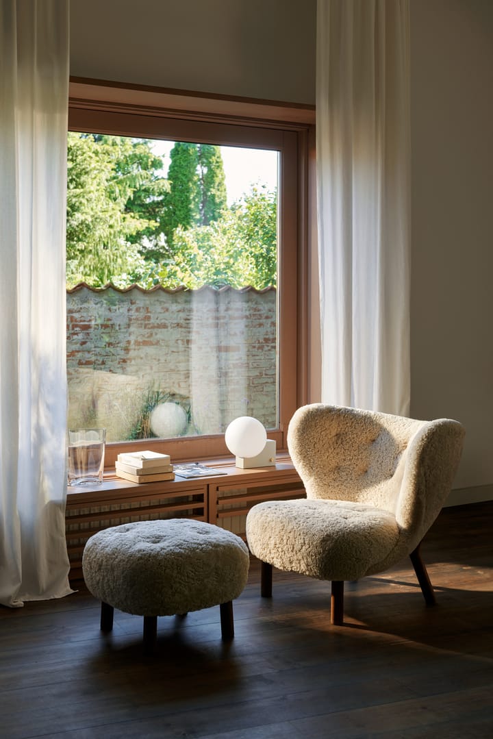 Little Petra VB1 fåtölj inkl. pouf ATD1, Oljad valnöt-Moonlight &Tradition