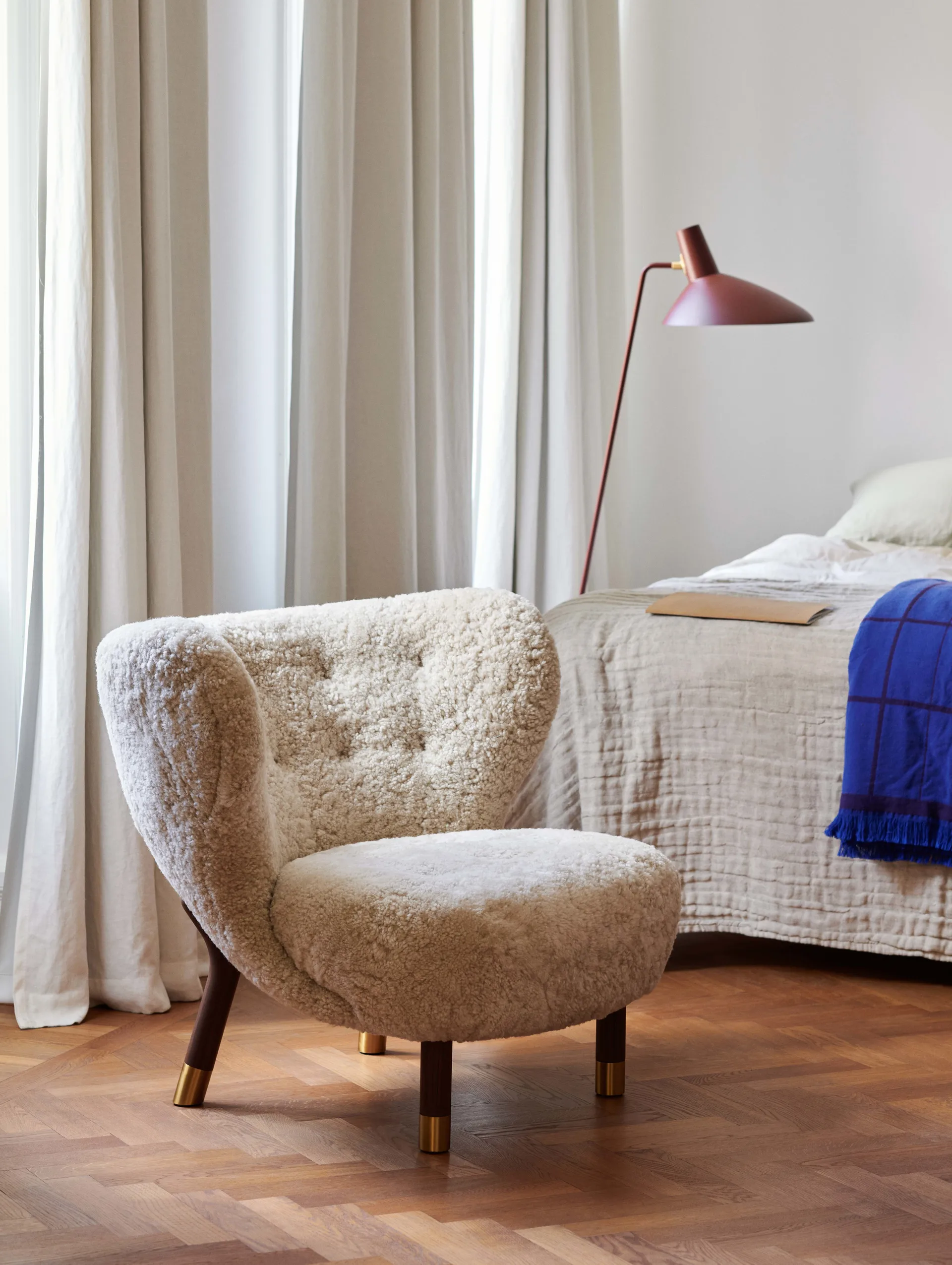 Little Petra VB1 fåtölj Limited Edition, Valnöt, mässing-Moonlight &Tradition